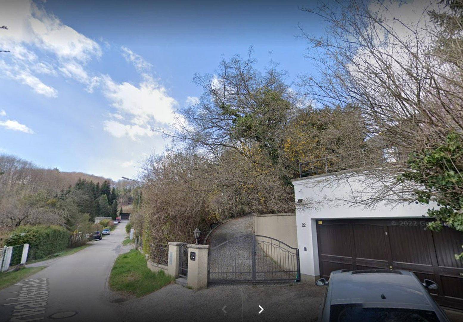 Garage und Einfahrt