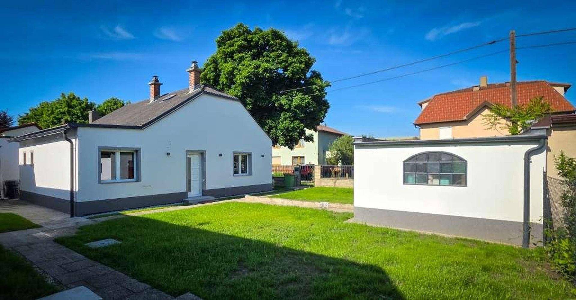 Außenansicht mit Garage