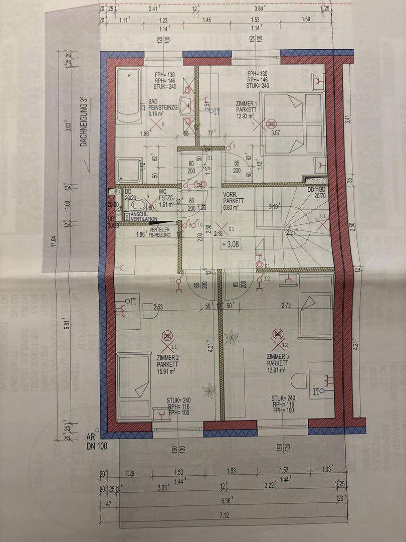 Grundriss des Obergeschosses mit drei Schlafzimmern und einem Badezimmer.