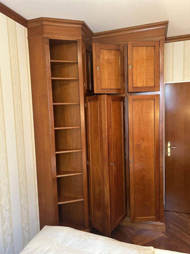 Schrank mit offenen Türen
