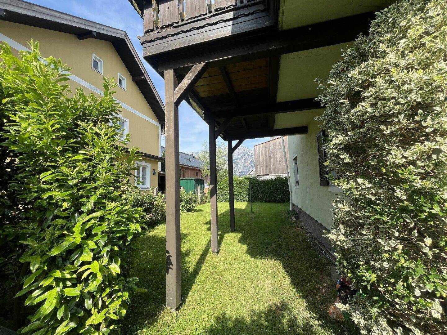Hinter dem Haus
