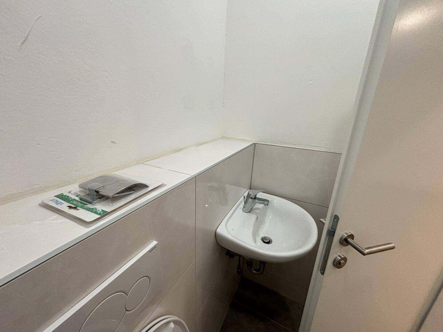 WC mit Waschbecken