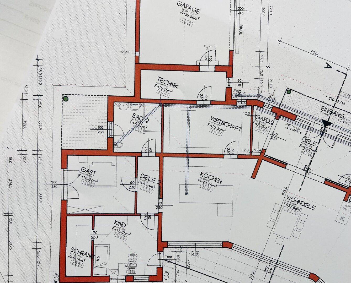 Detaillierter Grundriss des Erdgeschosses mit Garage, Küche, Wohnbereich, Schlafzimmern und Bädern.