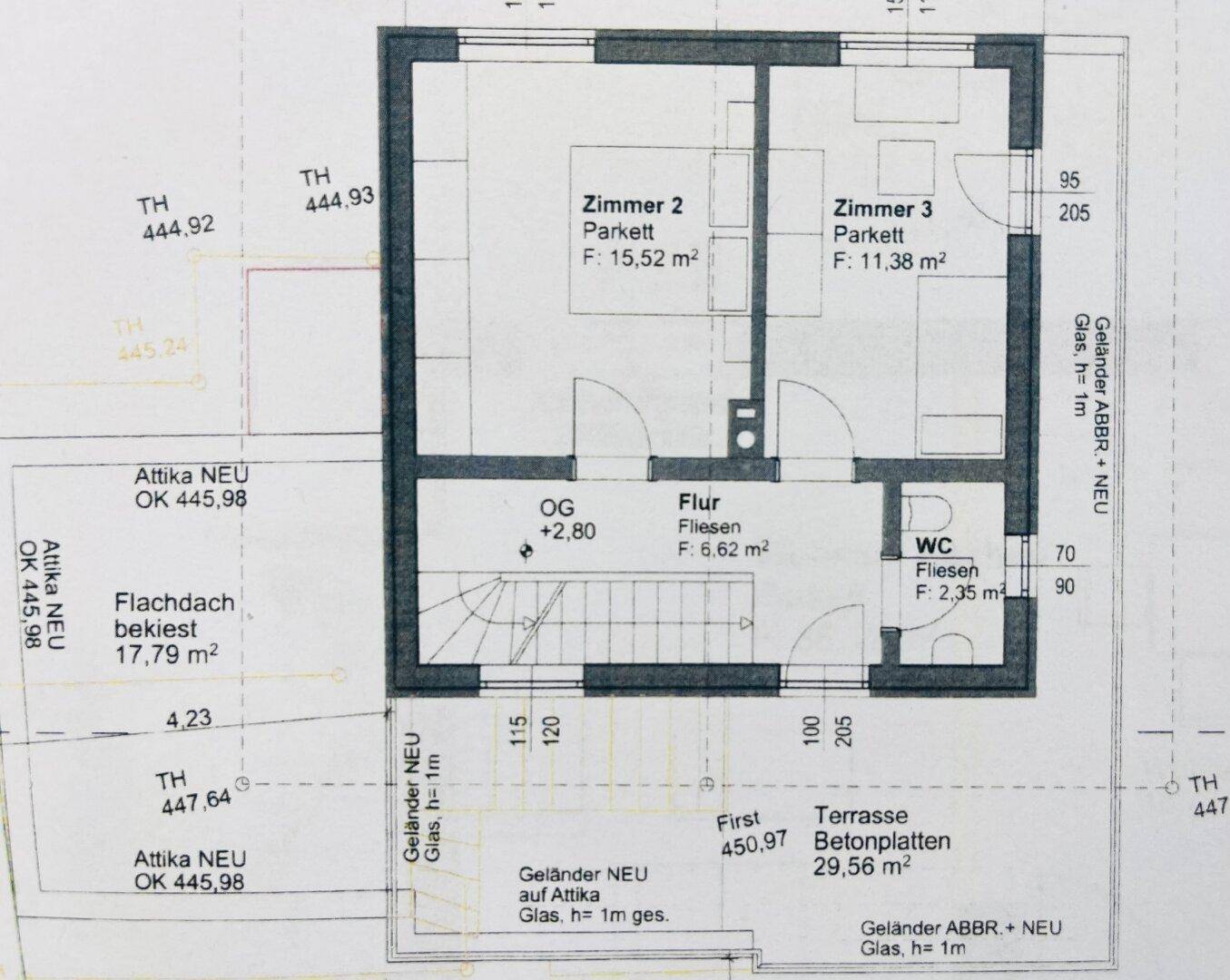 Grundriss des Obergeschosses mit zwei Schlafzimmern, WC und großer Terrasse.