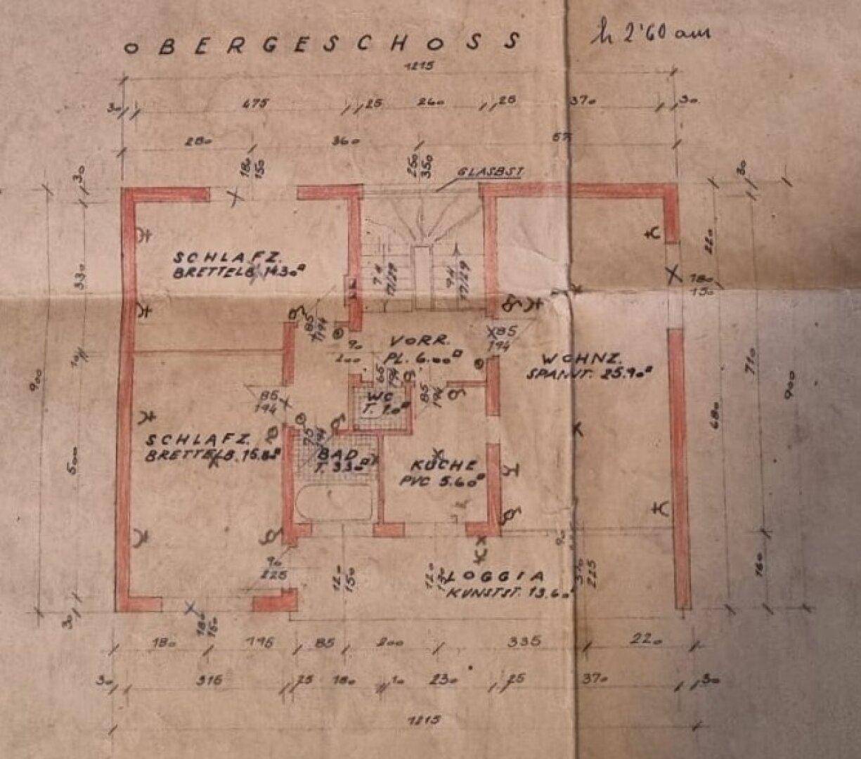 Handgezeichneter Grundriss des Obergeschosses mit Schlafzimmern, Bad, Küche und Loggia.