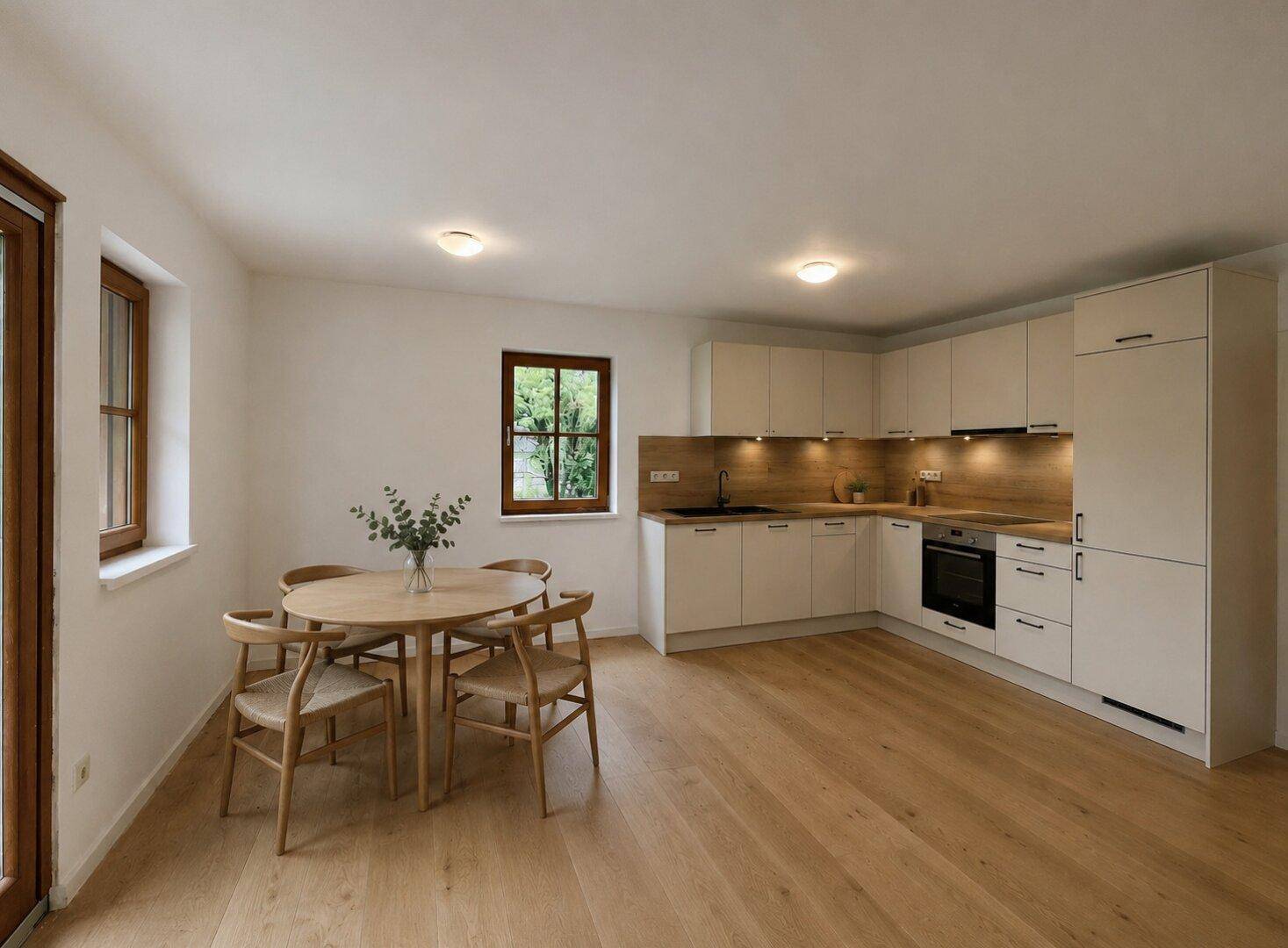 Moderne Einbauküche in hellem Design mit Essbereich und Holzboden.
