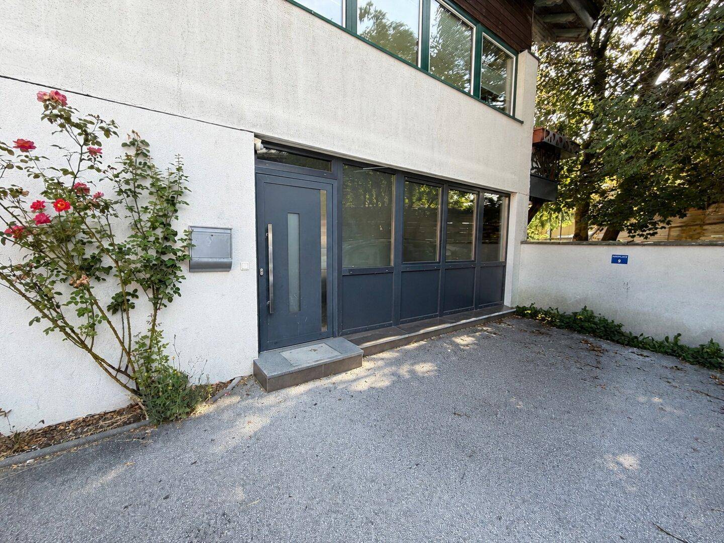 Privater Eingang und Stellplatz