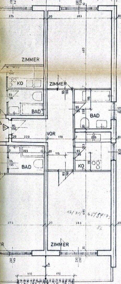 Grundrissplan einer Wohnung mit mehreren Zimmern und Bädern.