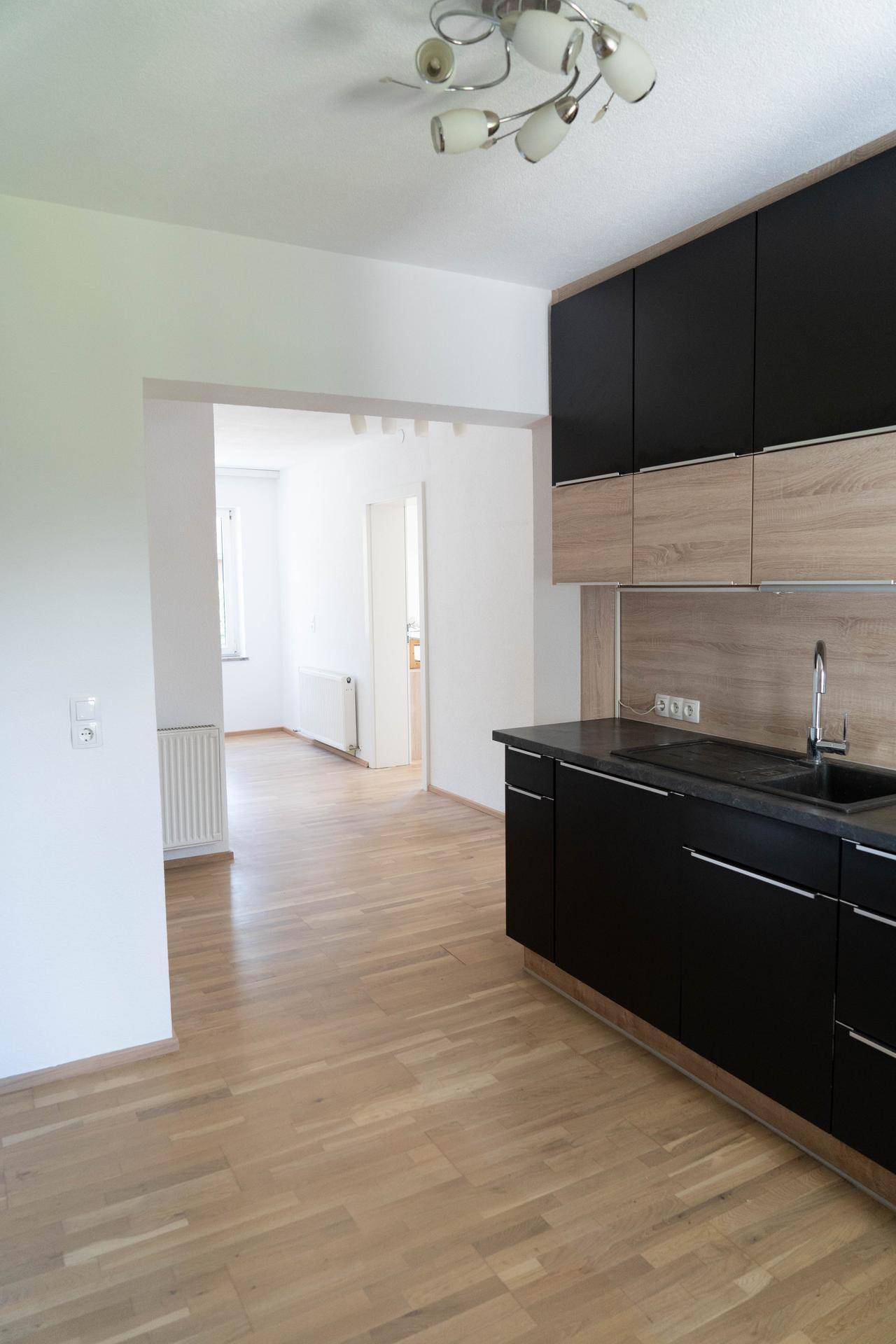 Offener Küchenbereich mit moderner Einbauküche und Blick in den angrenzenden Wohnbereich.