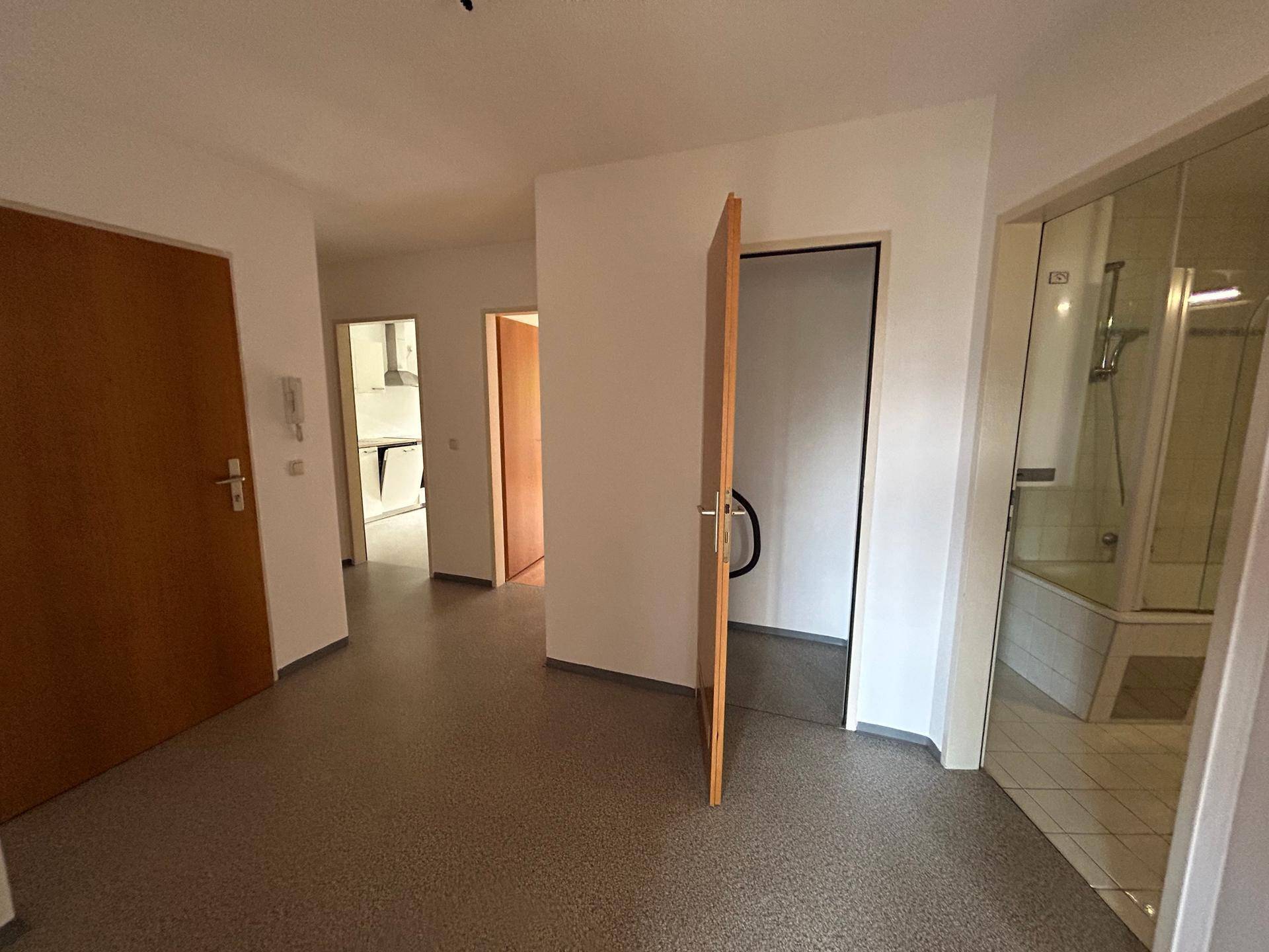Heller Flur mit mehreren Türen, der zu verschiedenen Räumen der Wohnung führt.