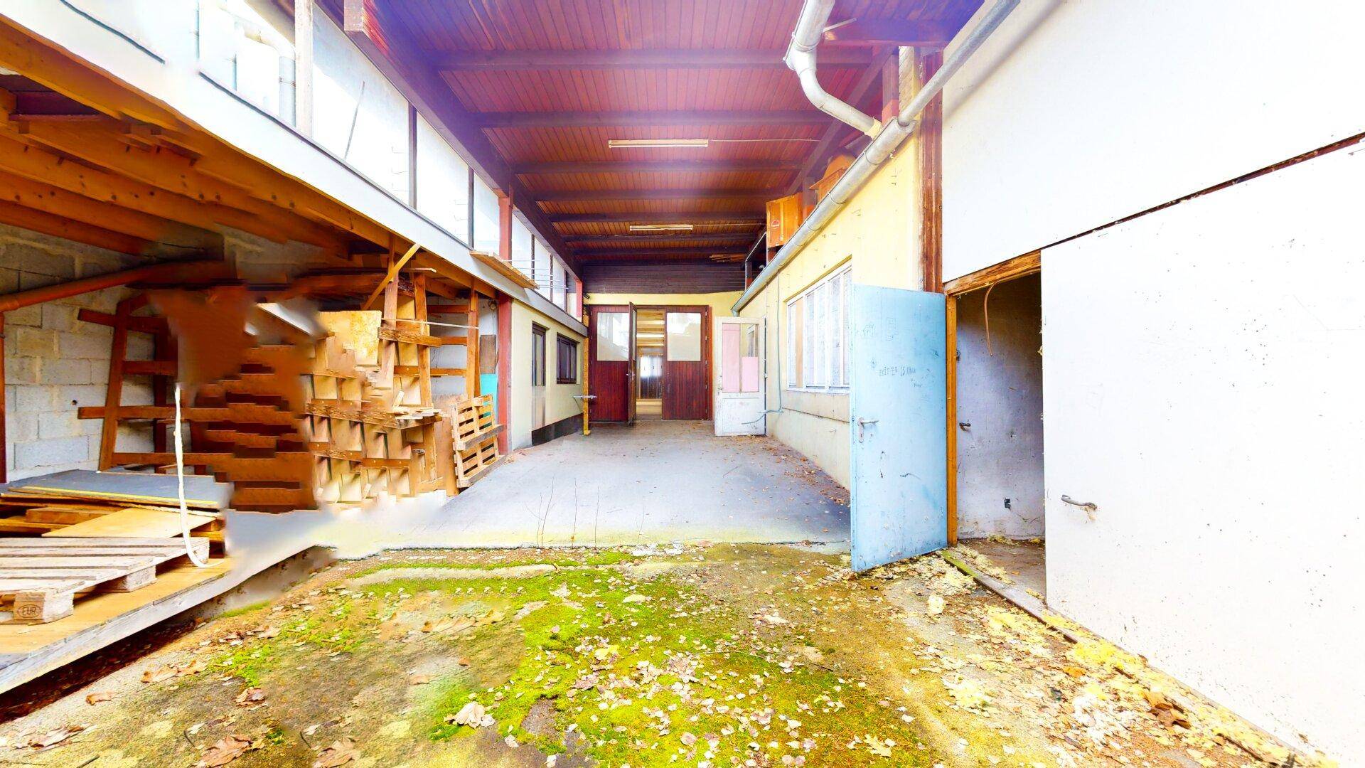 Überdachter Hinterhof/Freifläche