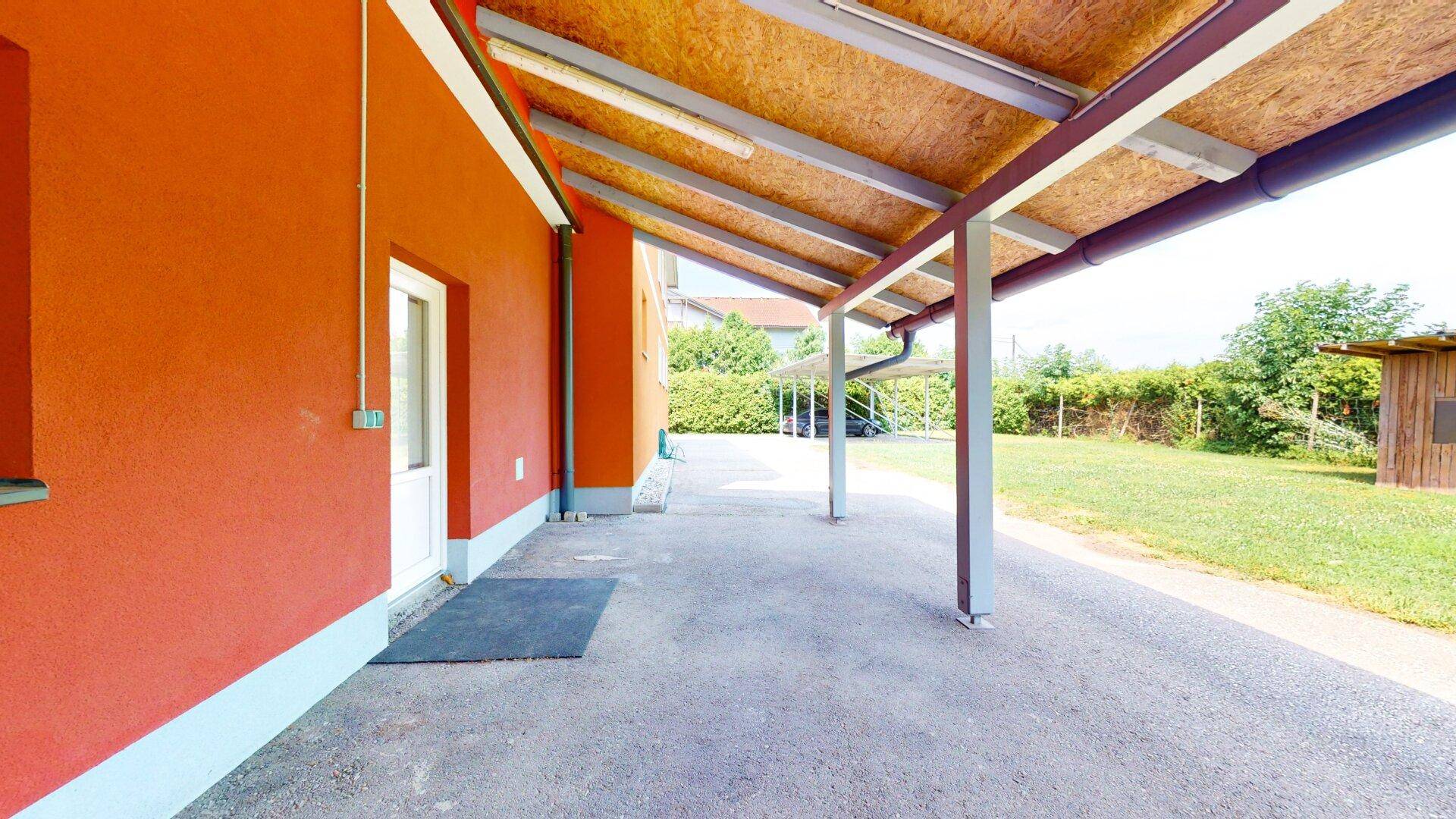 kleines Carport hinter der Halle (Motorboote, 3-4 PKW's... )