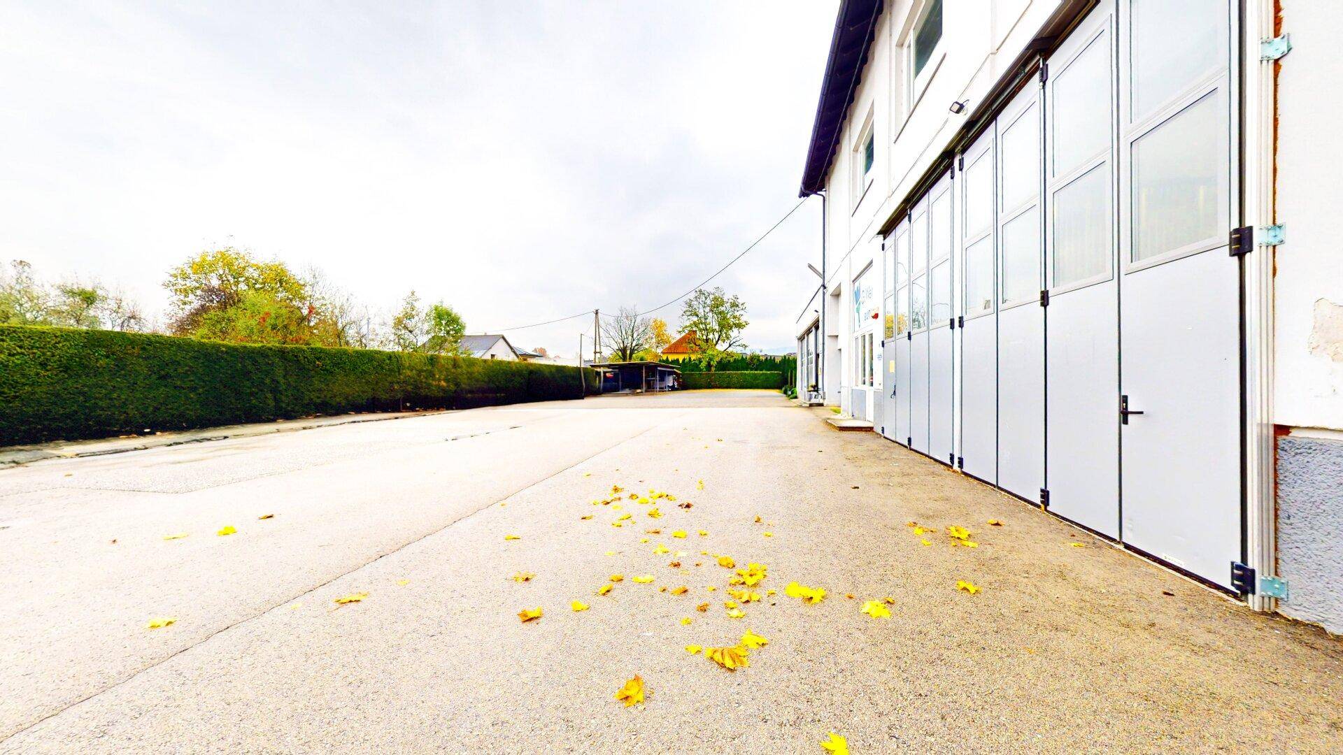 Einfahrtstore Parkplätze für das gesamte Haus