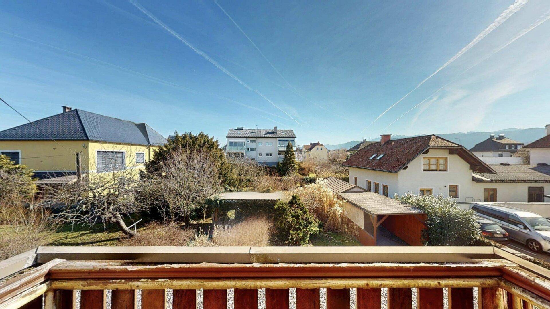 Terrasse mit Blick in den Garten