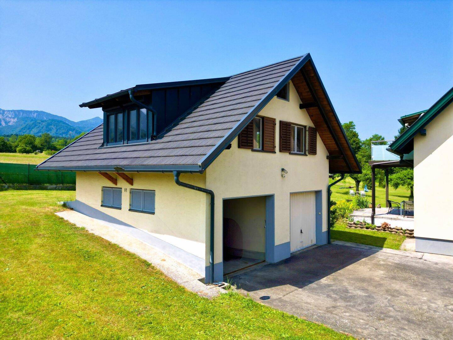 Garage mit ausbaufähigen Dachboden