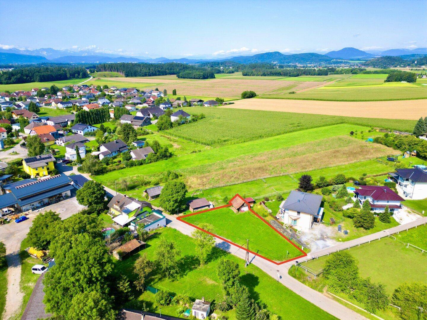 Luftbild mit eingezeichnetem Grundstück