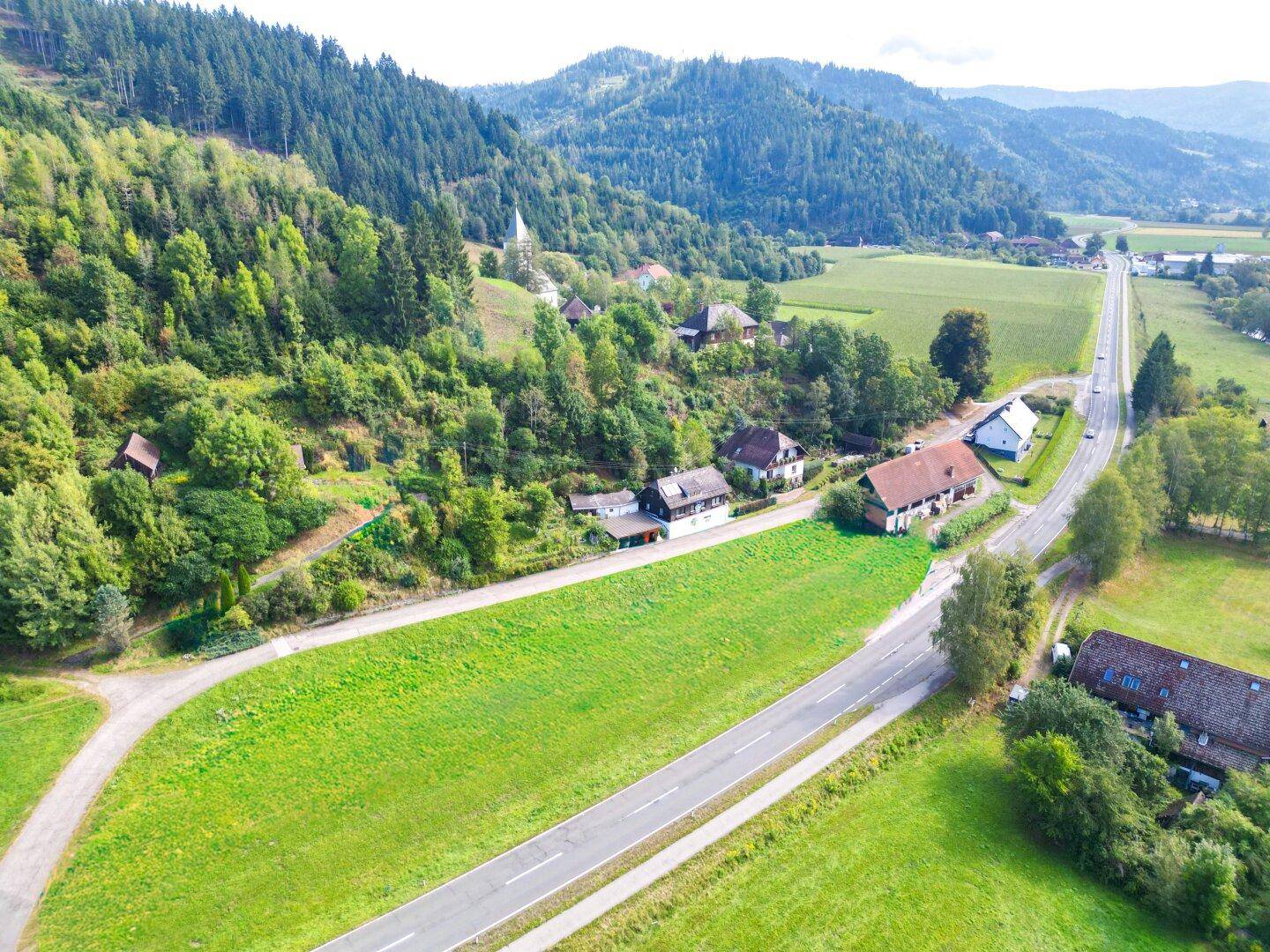 Luftbild vom Haus, Carport und Nebengebäude Richtung Friesach