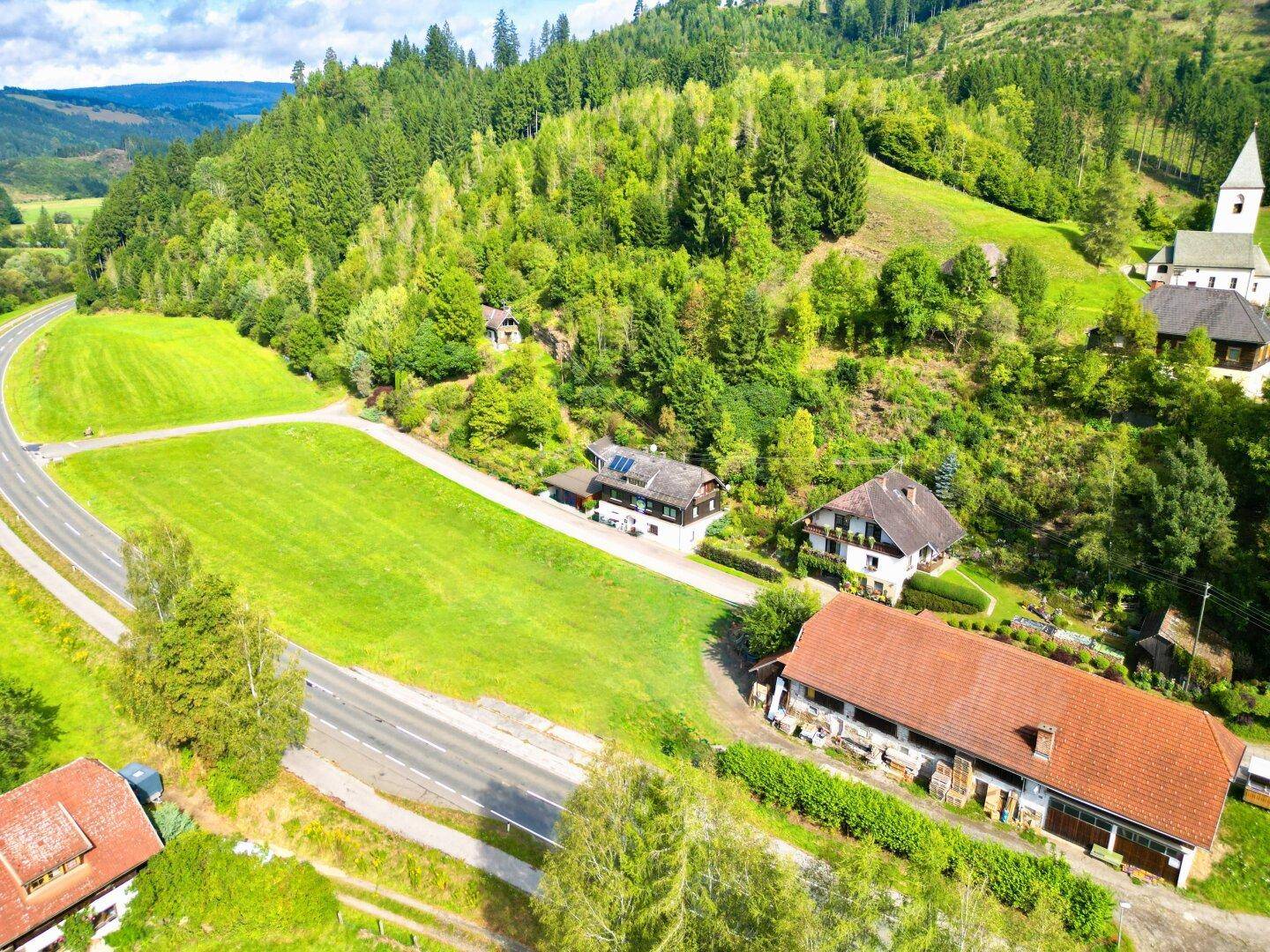 Luftbild vom Haus, Carport und Nebengebäude Richtung Straßburg