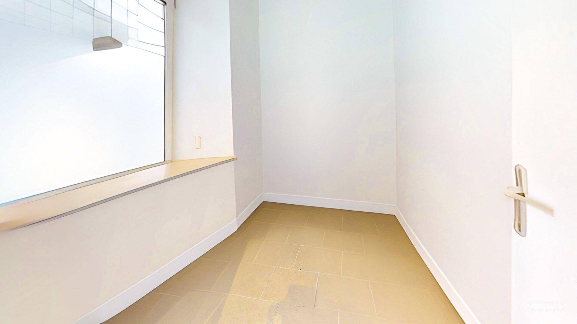 Kleiner, leerer Raum mit Fliesenboden und Fenster, vielseitig als Abstellraum nutzbar.