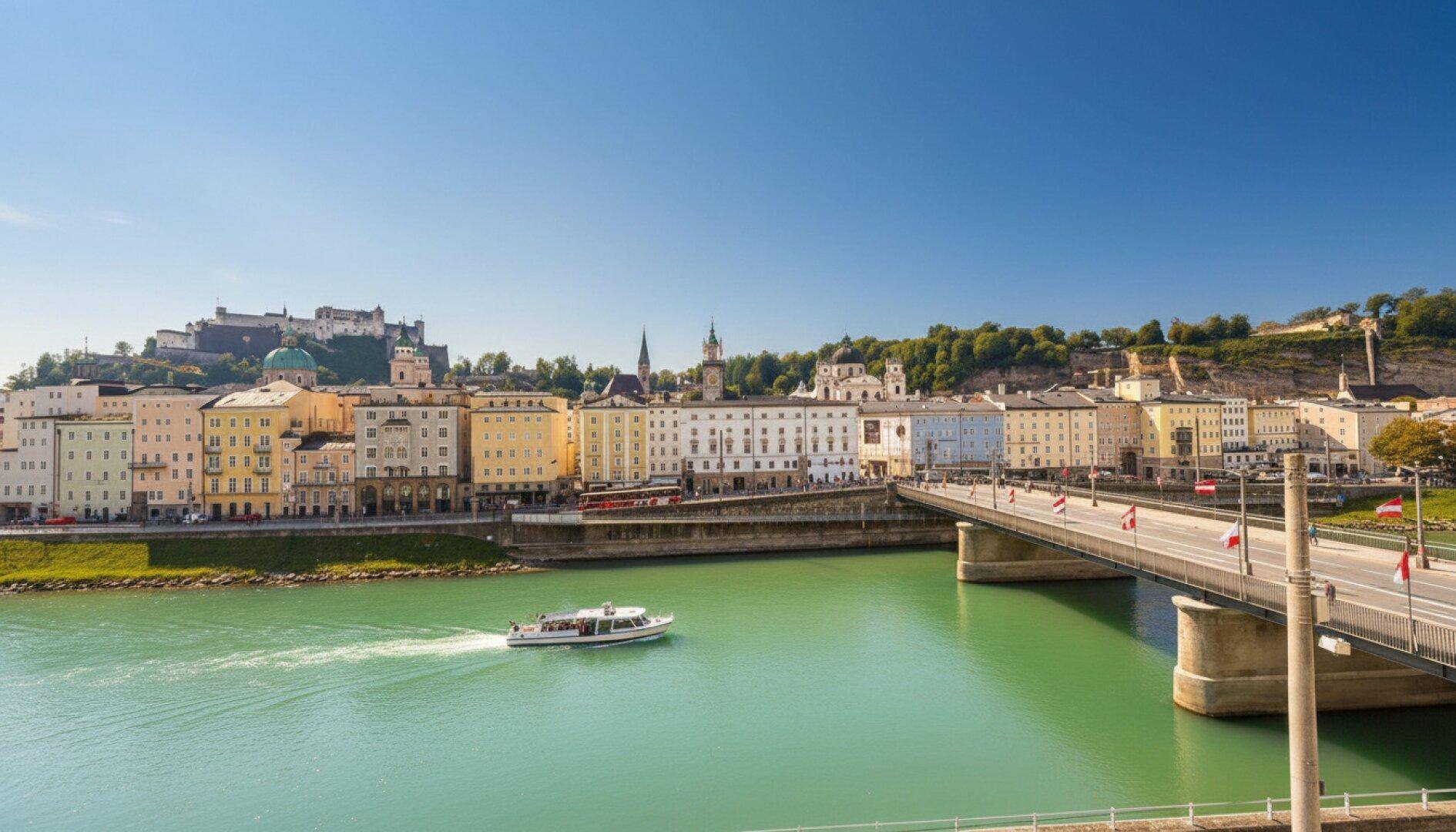Panoramablick auf die historische Stadt Salzburg mit Fluss, Brücke und Festung Hohensalzburg.