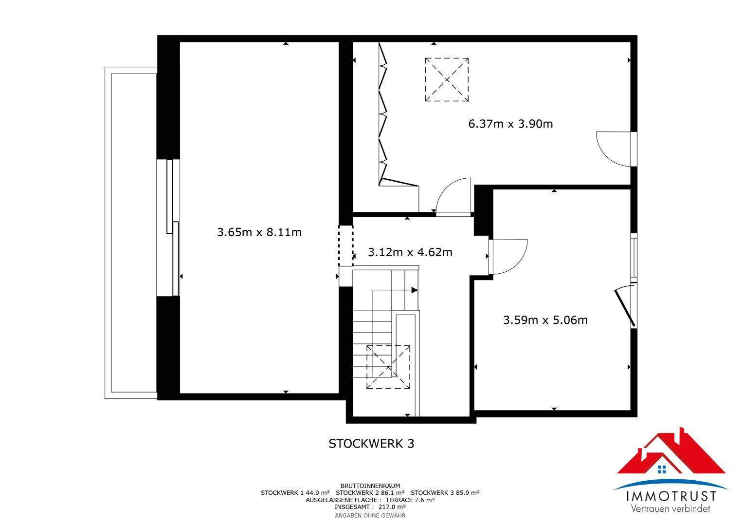 Grundriss von Stockwerk 3 mit Schlafzimmern, Dachschrägen und Balkonzugang.
