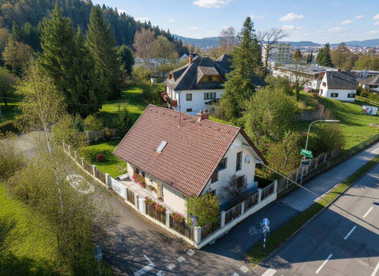 Luftaufnahme des Einfamilienhauses in ländlicher Umgebung mit Blick auf die Nachbarschaft und Hügel.