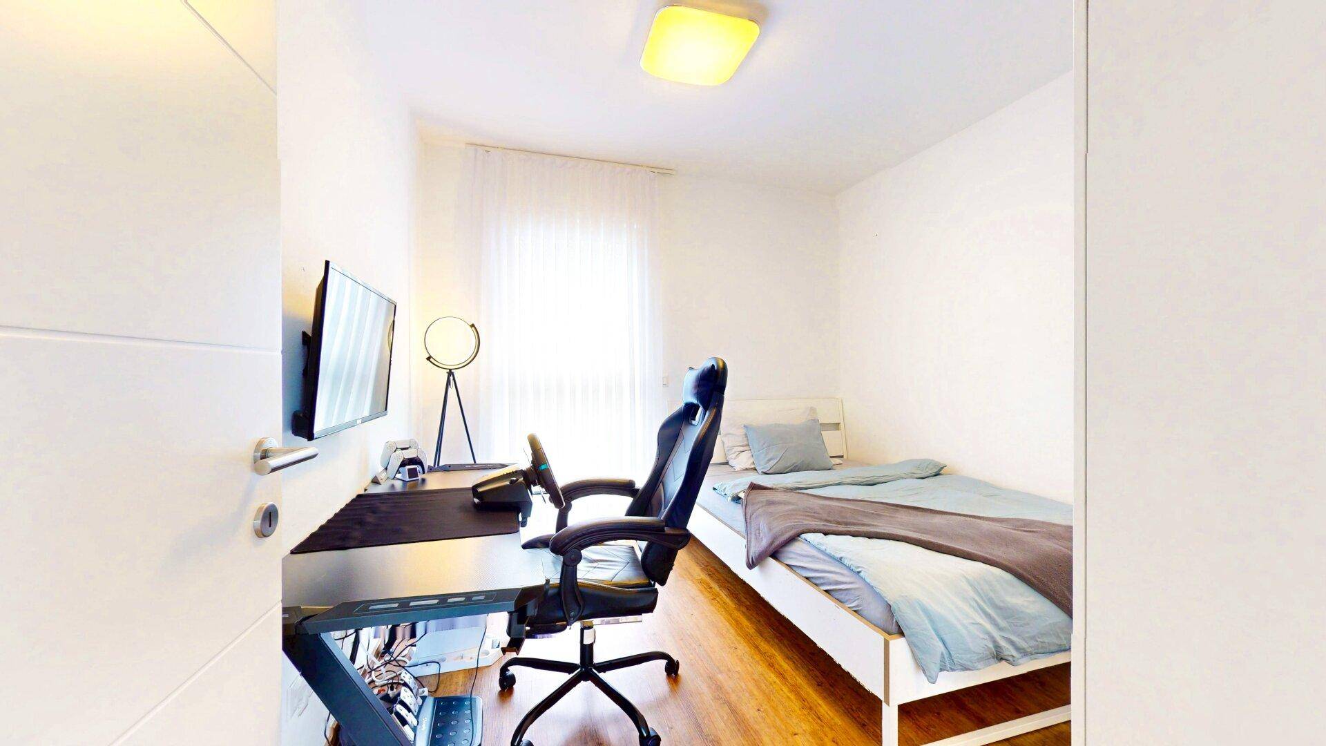 Helles Zimmer mit Einzelbett und Schreibtisch, ideal als Kinder- oder Arbeitszimmer.