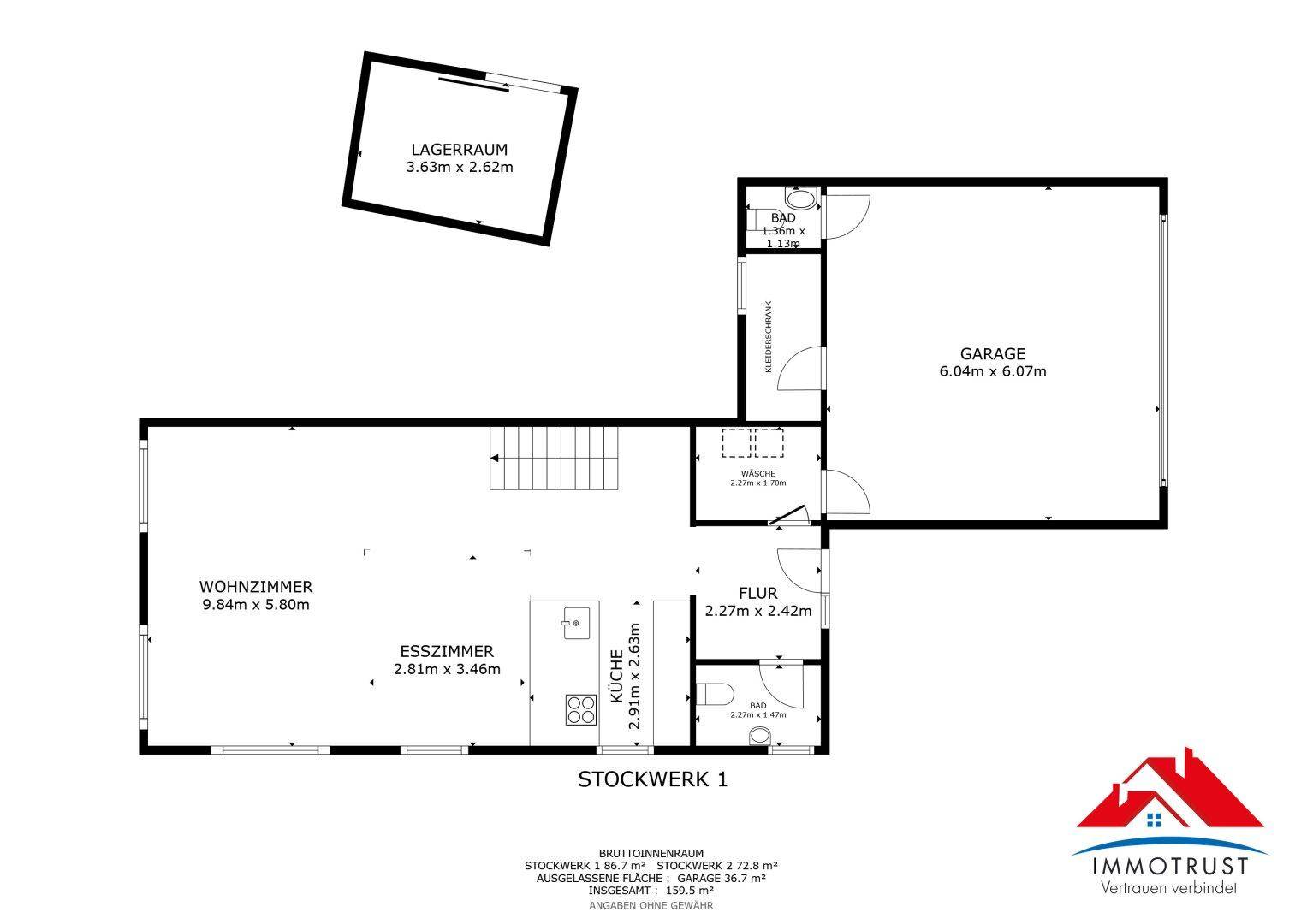 Grundriss des ersten Stockwerks mit Wohnzimmer, Esszimmer, Küche und Garage.