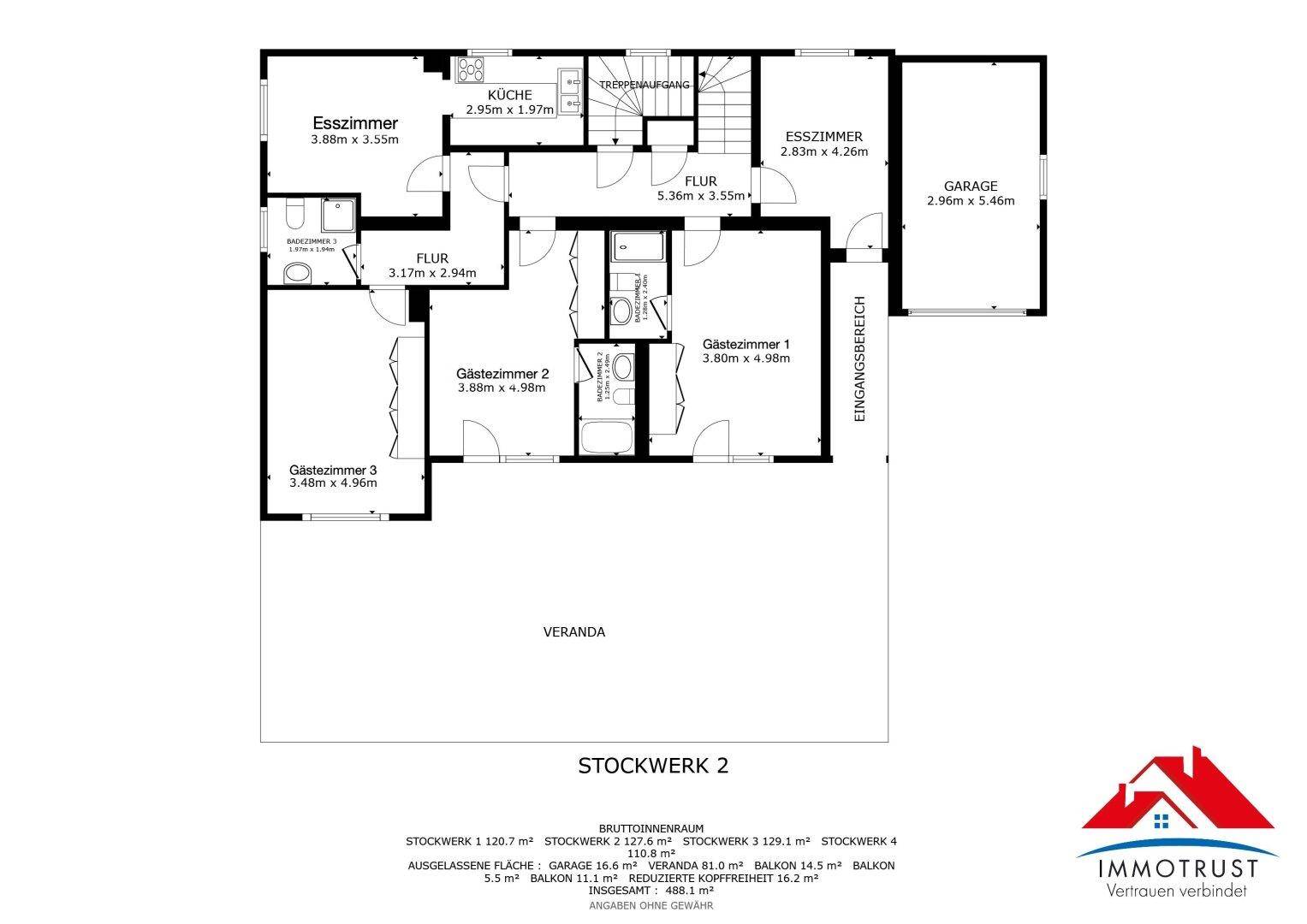 Grundriss des zweiten Stockwerks mit Küche, Esszimmer, drei Gästezimmern, Bädern und Garage.
