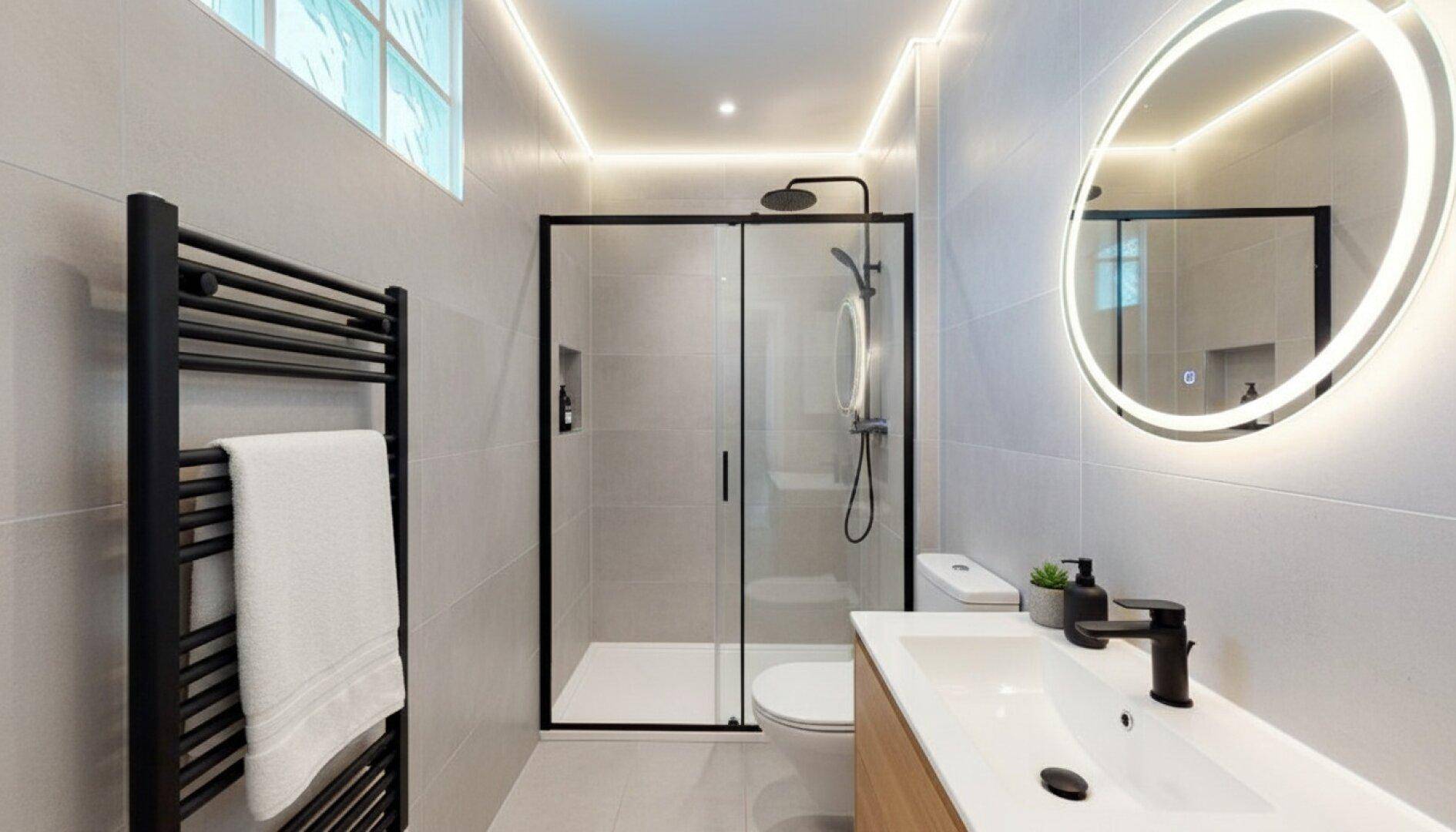Modernes Badezimmer mit begehbarer Dusche, beleuchtetem Spiegel und beheiztem Handtuchhalter.