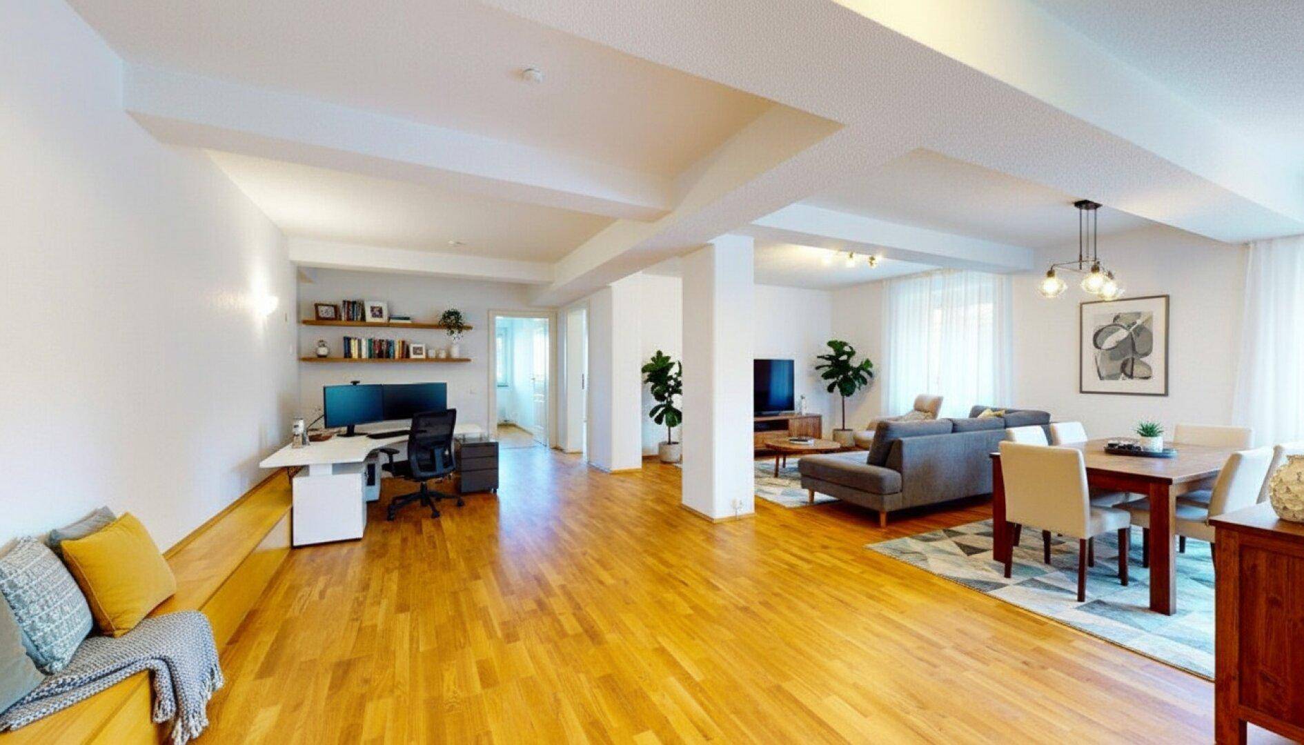 Weitläufiger Wohn- und Essbereich mit Holzboden, viel Tageslicht und stilvoller Einrichtung.