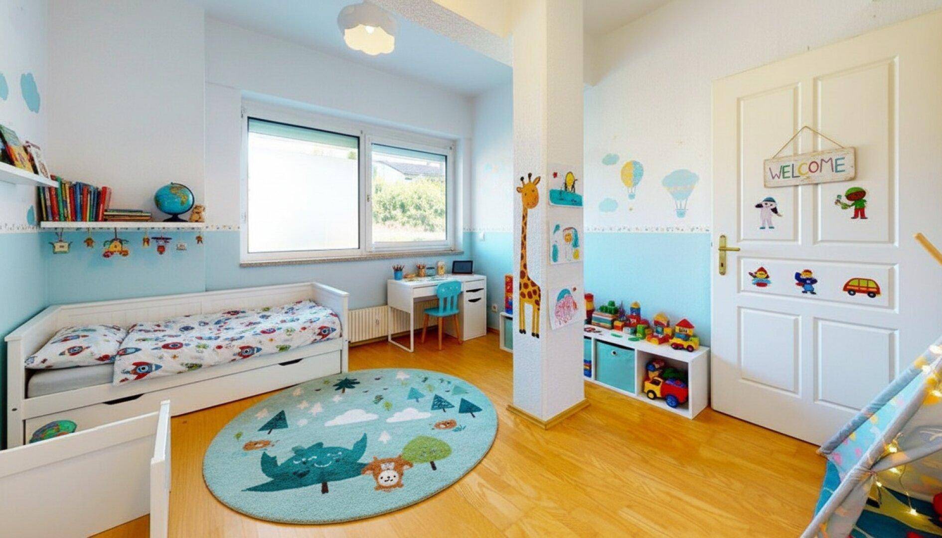 Freundliches Kinderzimmer mit Holzboden, hellem Licht und spielerischer Dekoration.