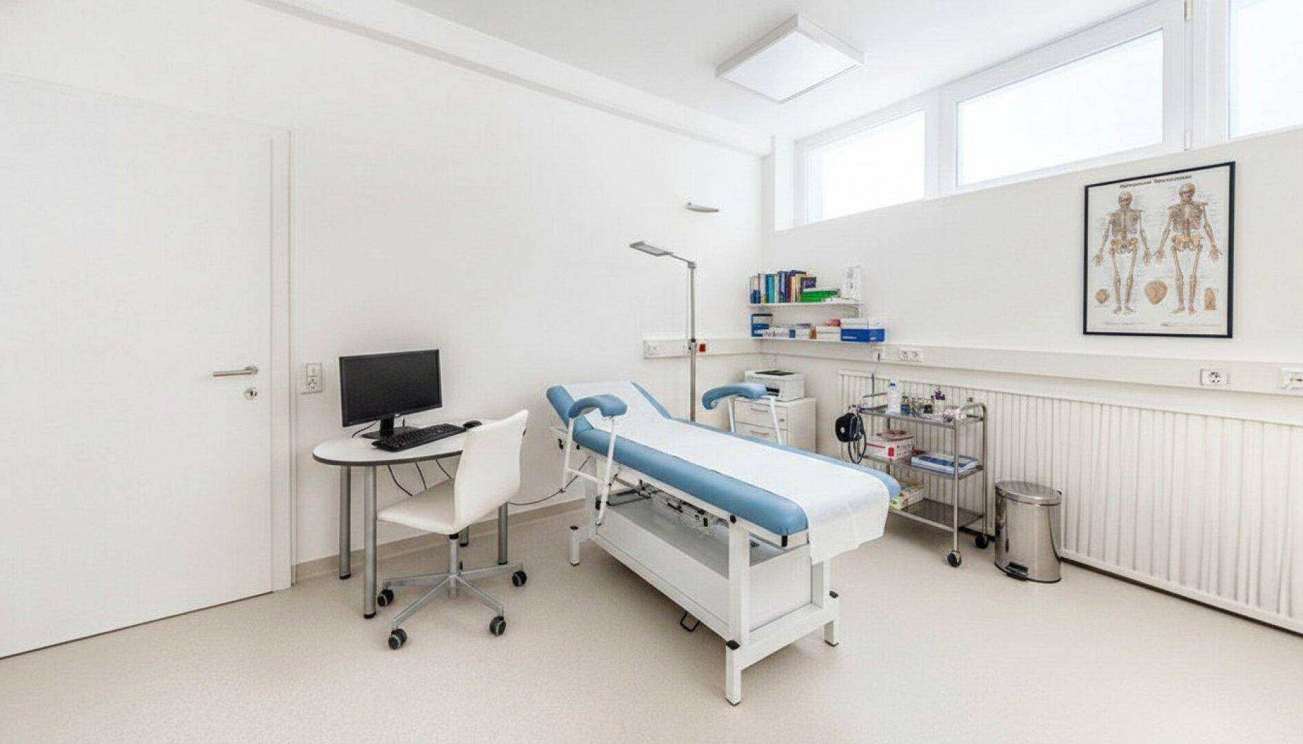 Ruhiger Behandlungsraum mit einer Therapieliege, großen Fenstern und dezenter Dekoration.