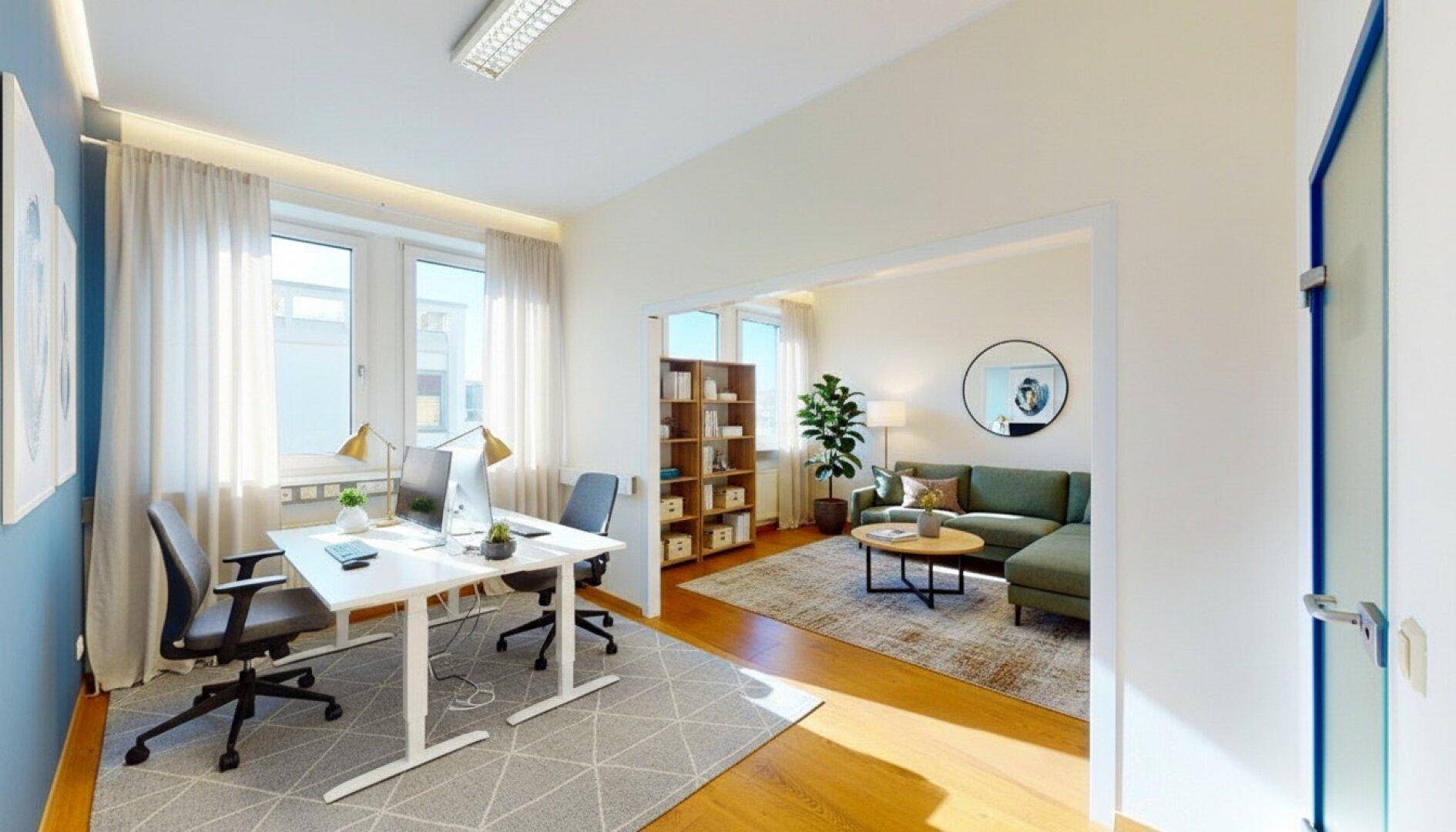 Kombinierter Büro- und Loungebereich mit Schreibtischen, Sofa und Bücherregal.