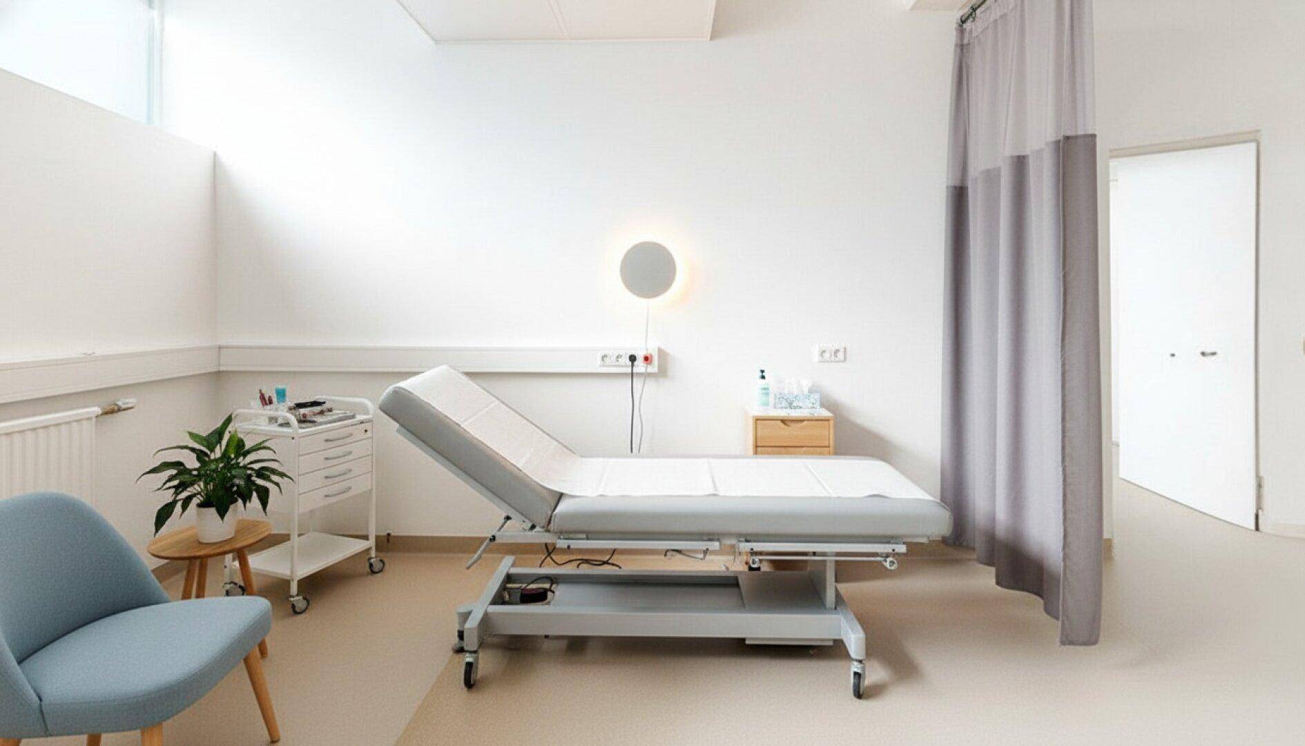 Helles Untersuchungszimmer mit einer verstellbaren Liege, Vorhang und minimalistischer Wandleuchte.