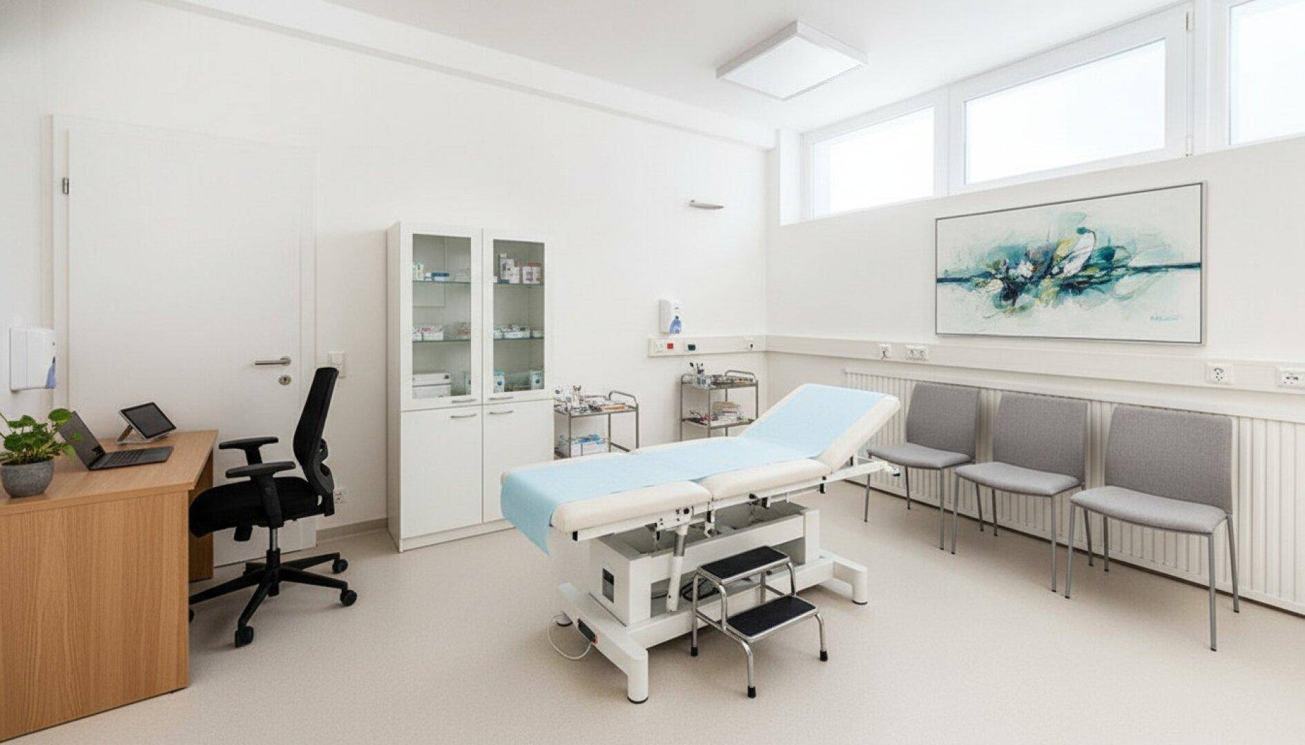 Funktionales Untersuchungszimmer mit Schreibtisch, medizinischem Schrank und Patientenstühlen.