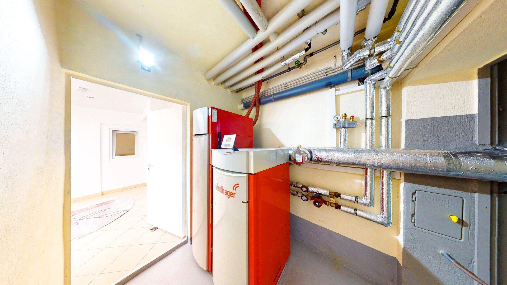 Moderne Heizungsanlage mit gut zugänglichen Anschlüssen und Leitungen im Technikraum.