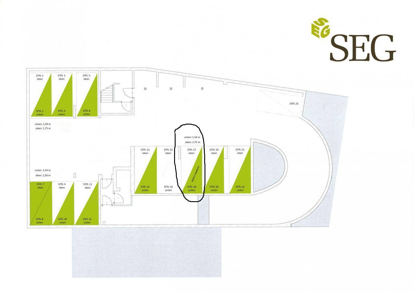 Grundrissplan einer Tiefgarage mit Duplex-Parkplätzen und einer kreisförmigen Rampe.
