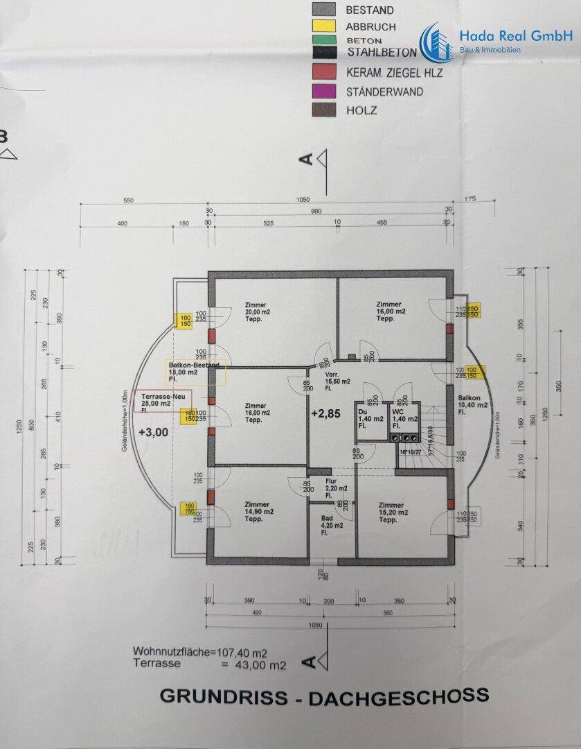 Grundriss des Dachgeschosses mit Schlafzimmern, Bädern und Balkonzugang.
