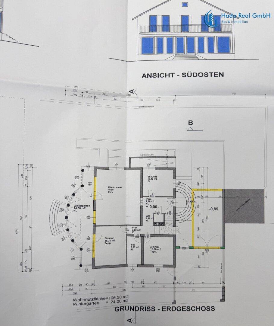 Grundriss des Erdgeschosses mit Wohnbereich, Zimmern und einem Wintergarten.
