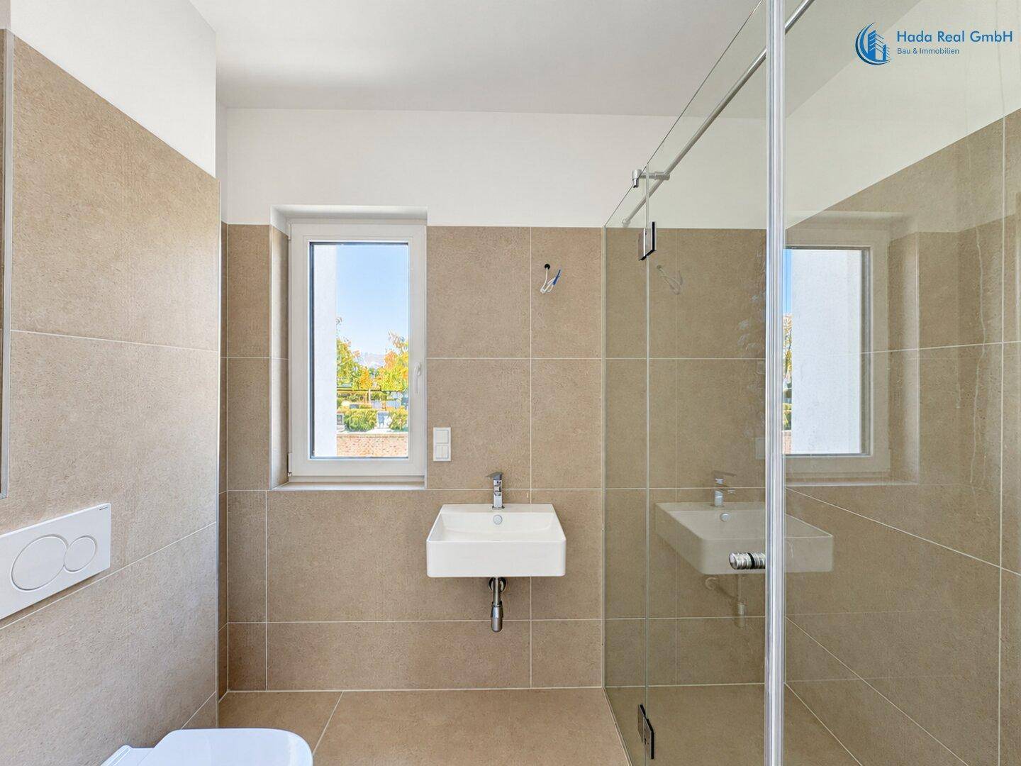 Modernes Badezimmer mit begehbarer Dusche, Wand-WC und Fenster für Tageslicht.
