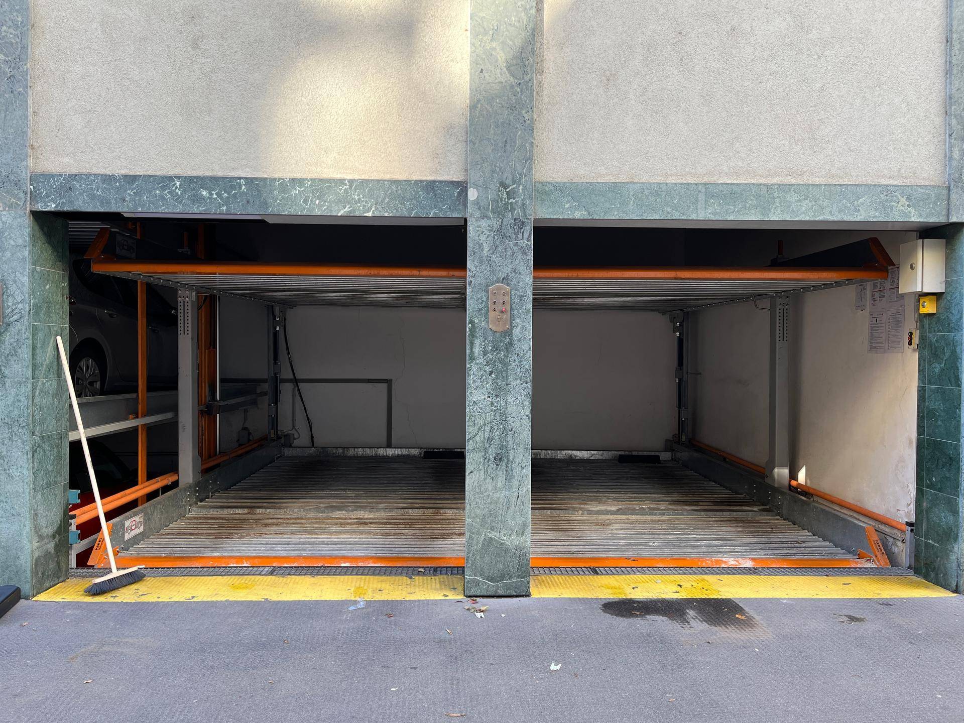Automatisches Parksystem mit zwei Stellplätzen in einer Tiefgarage, bereit zur Nutzung.