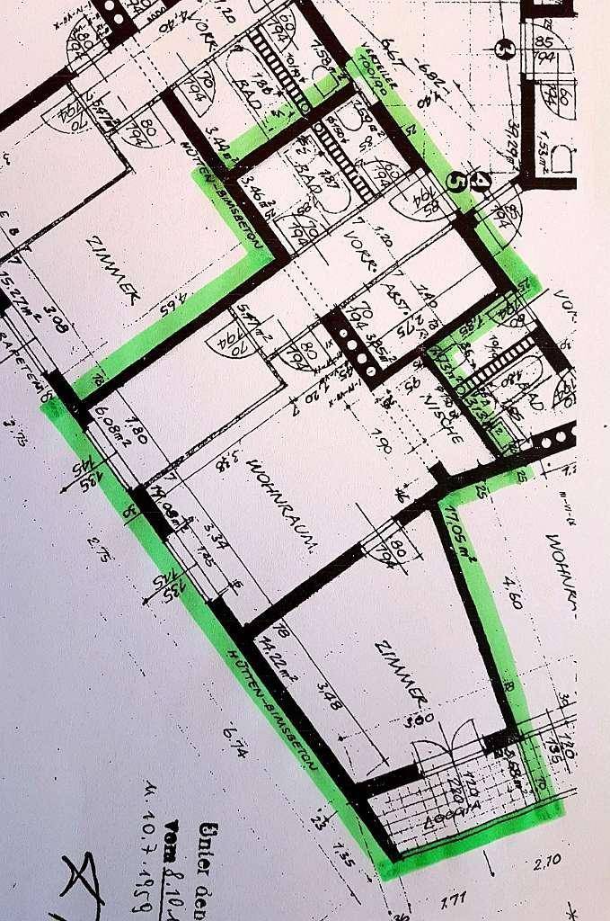 Handgezeichneter Grundriss mit markierten Wohnbereichen und Zimmern, zeigt die Raumaufteilung.