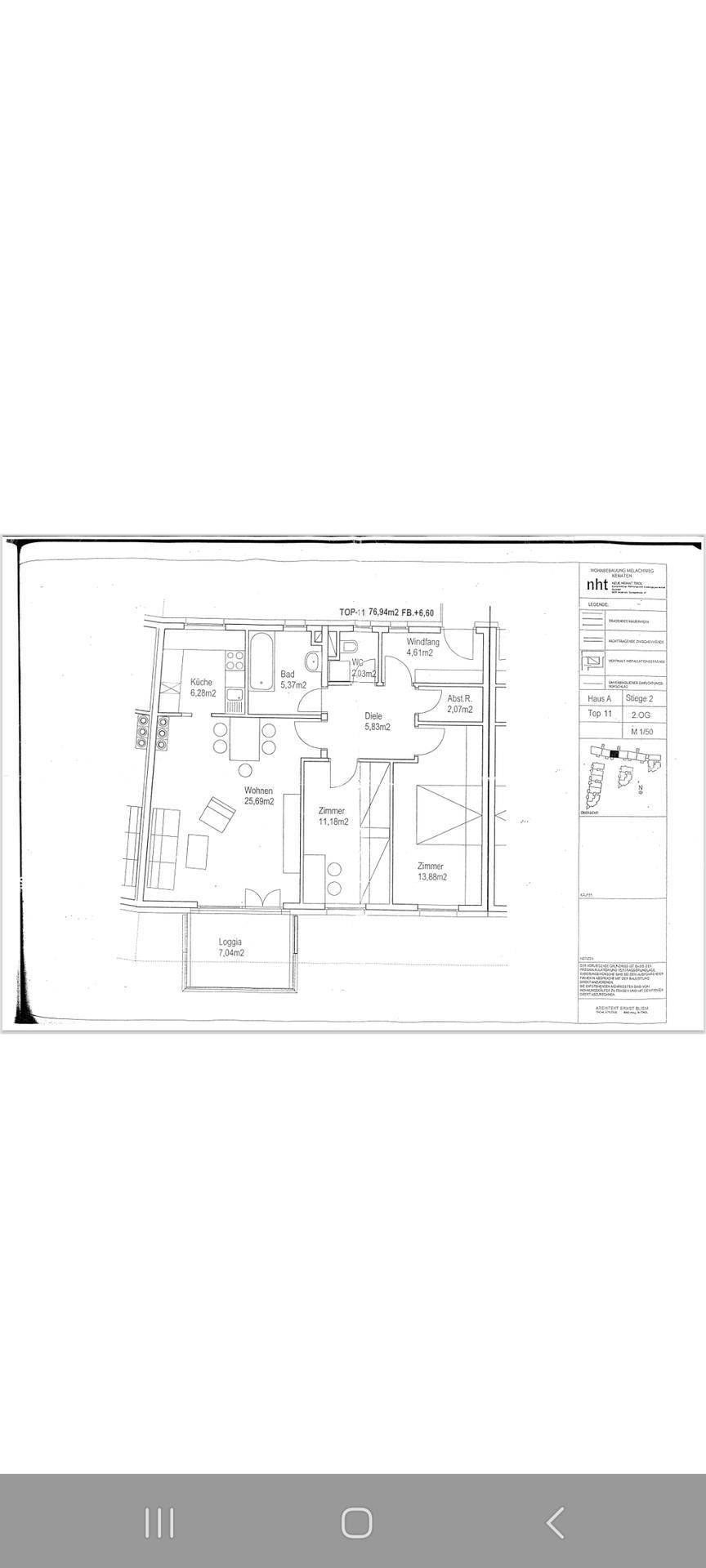 Grundriss einer Wohnung mit offenem Wohnbereich, Schlafzimmer und Balkon.