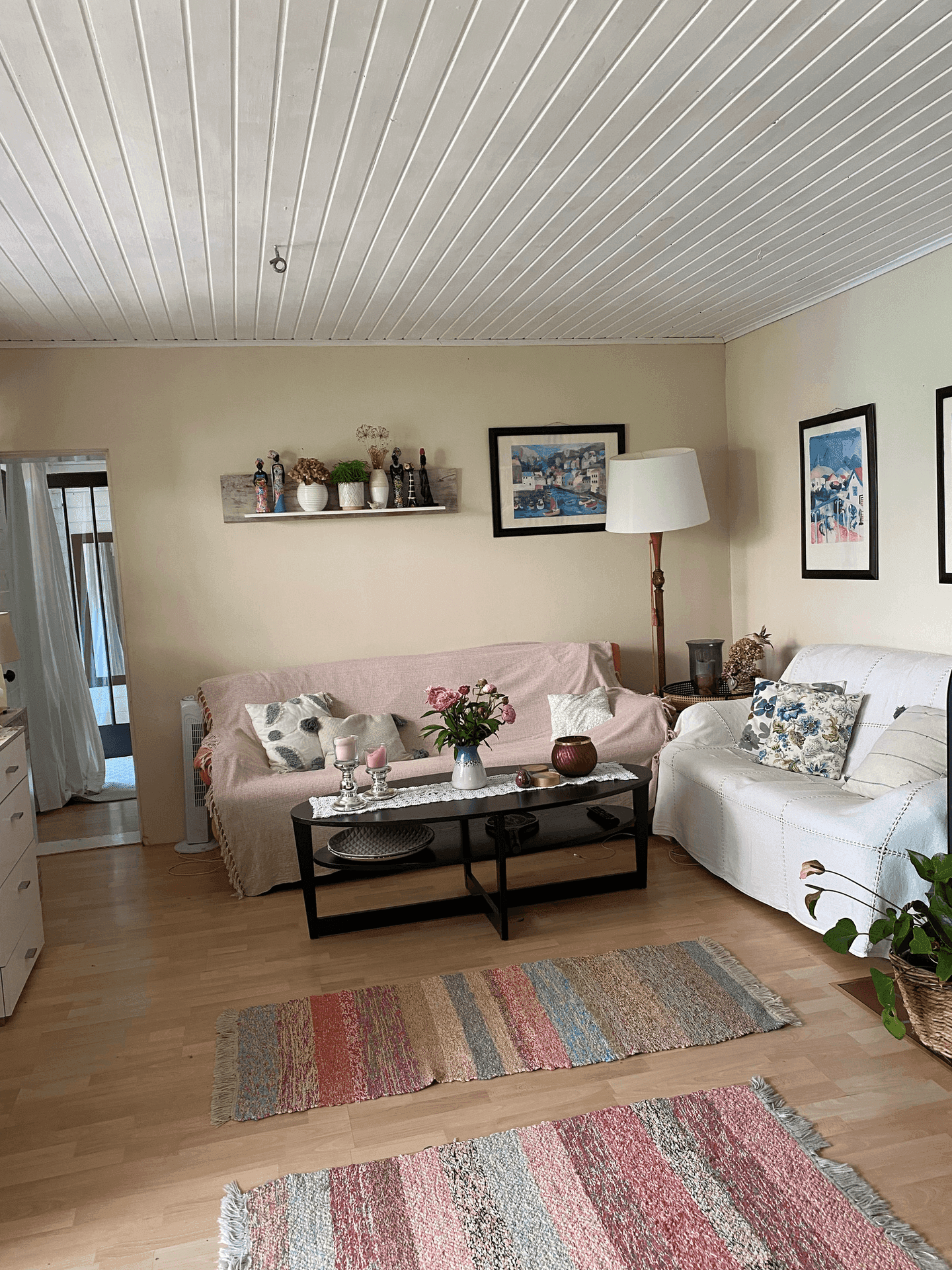 Gemütliches Wohnzimmer mit hellem Holzboden, zwei Sofas und einer Holzdecke.