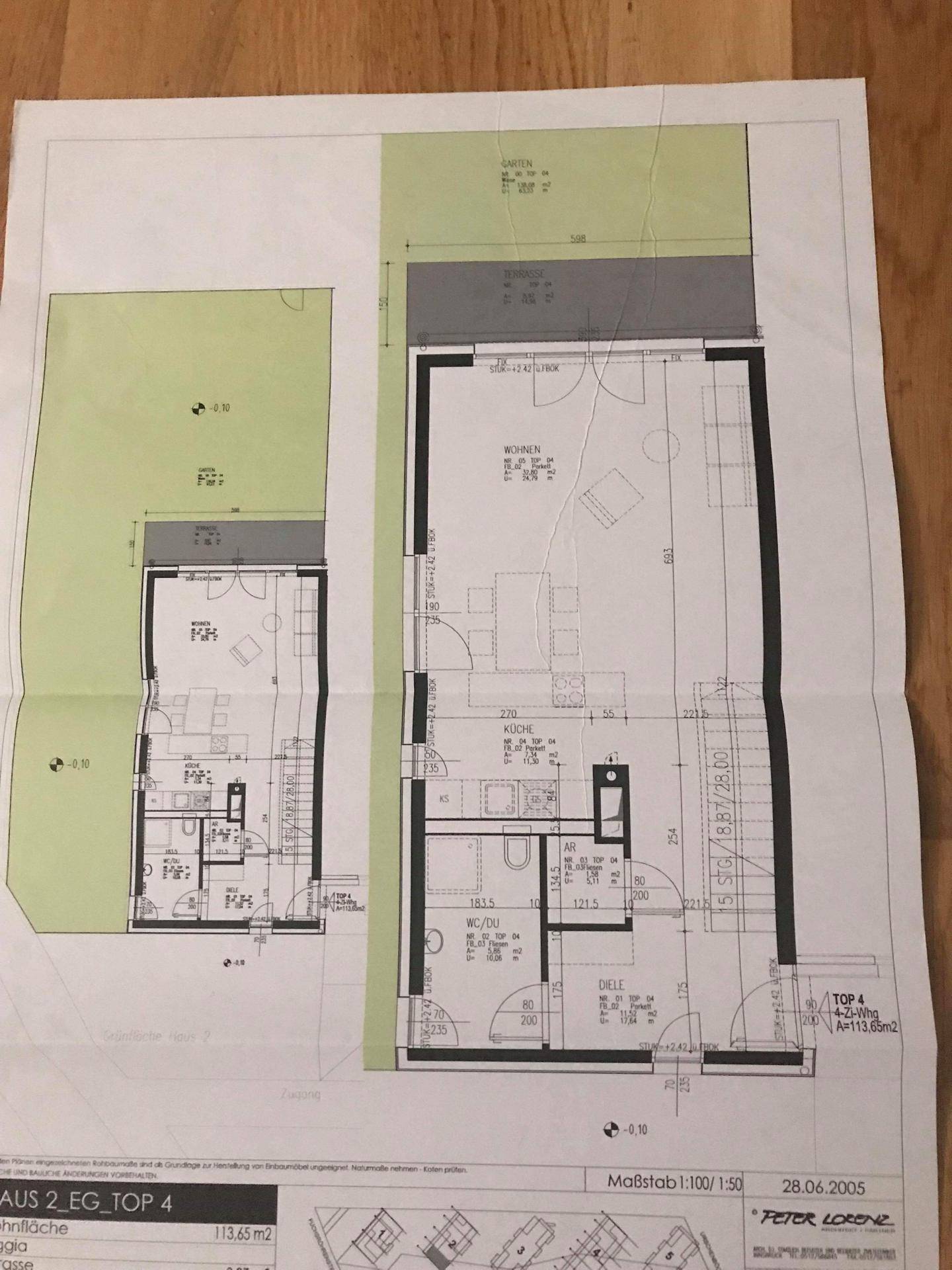 Grundrissplan des Erdgeschosses mit Wohnbereich, Küche und Zugang zum Garten.