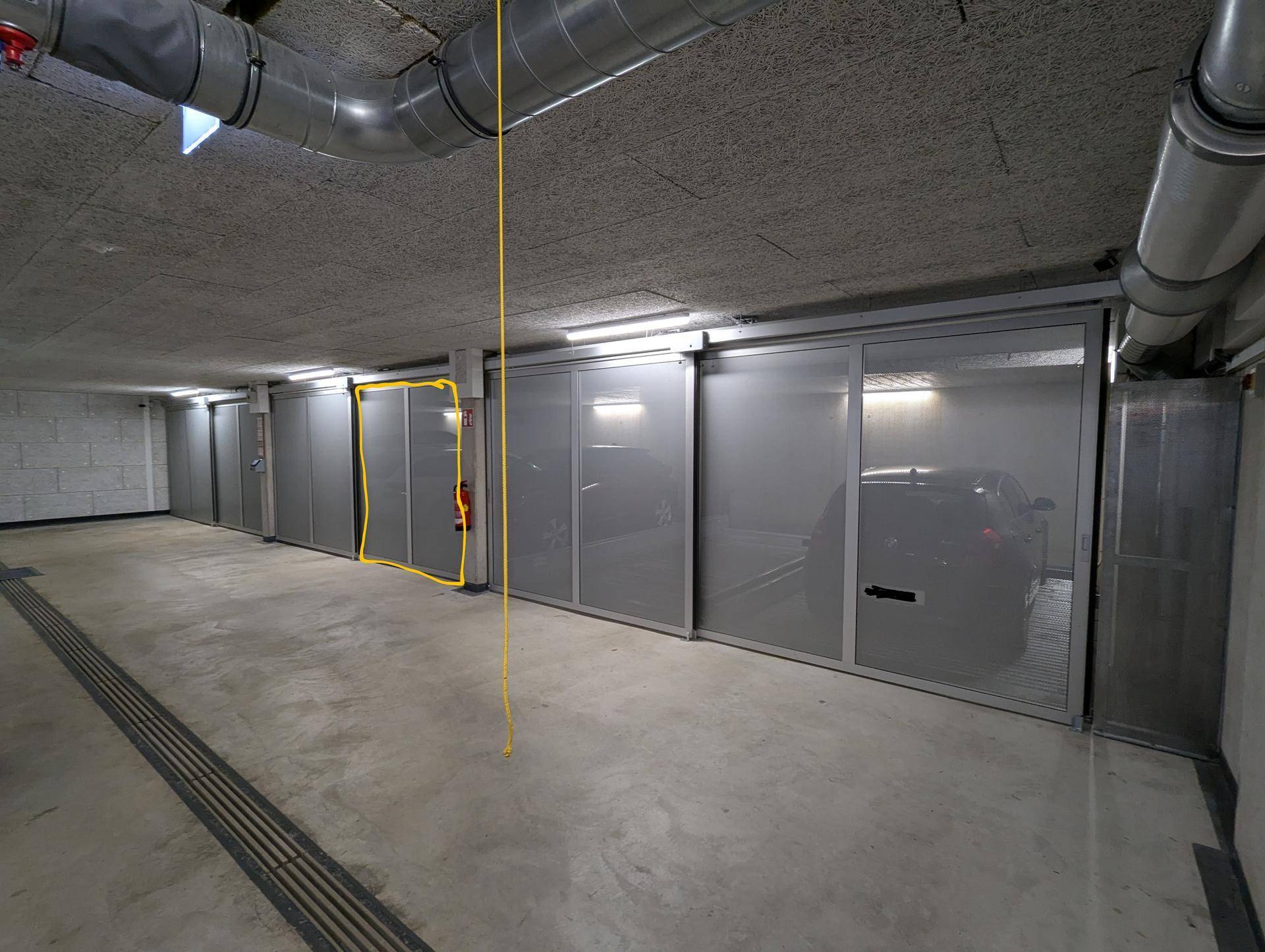 Moderne Tiefgarage mit mehreren automatischen Parksystemen für effizientes Parken.