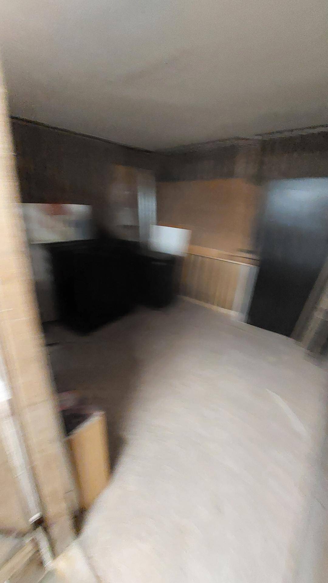 Verschwommener Innenraum mit begrenzter Sichtbarkeit der Details und Möbel.