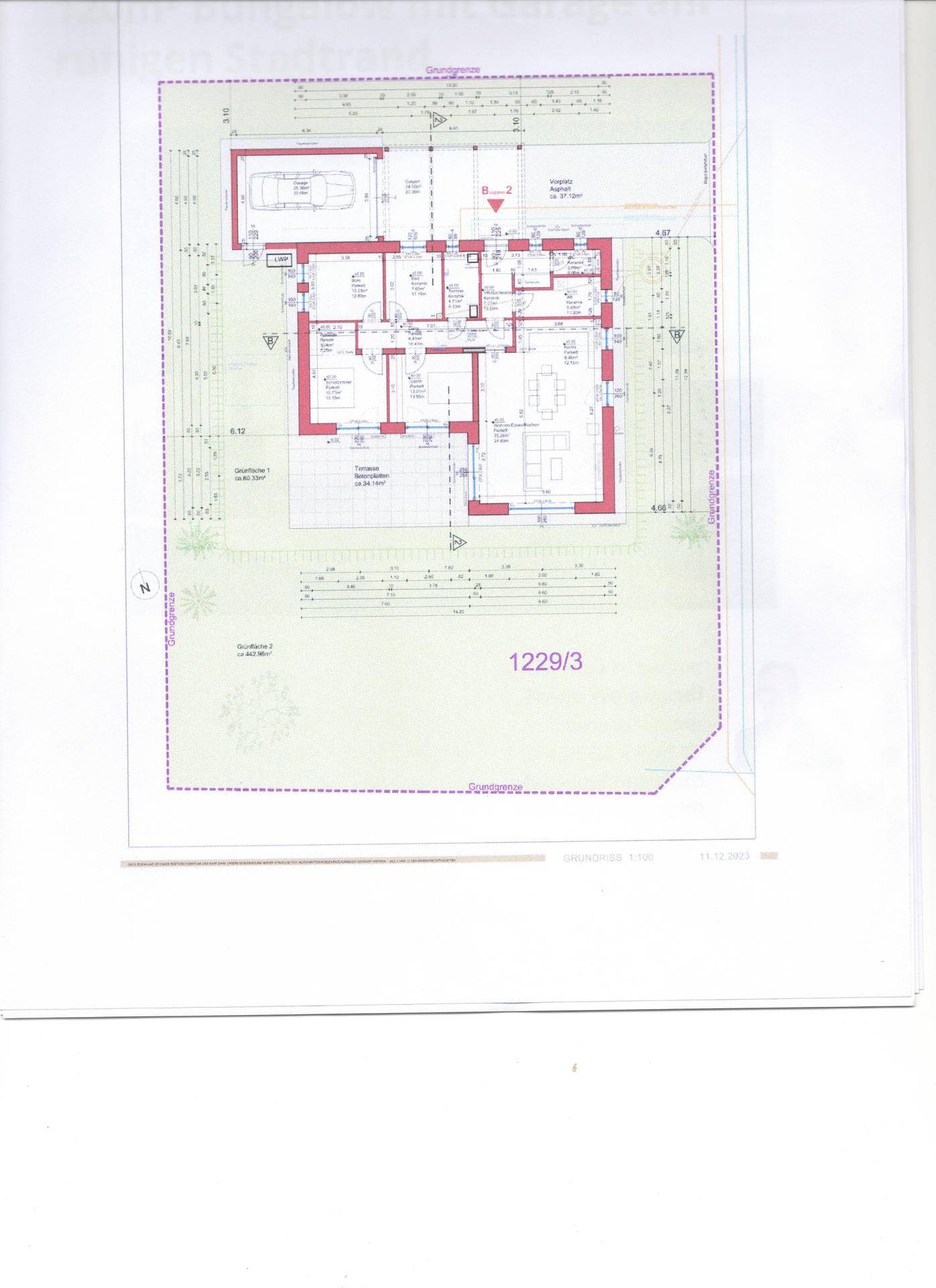 Detaillierter Grundriss des Hauses mit offener Raumaufteilung, Garage und Terrasse.