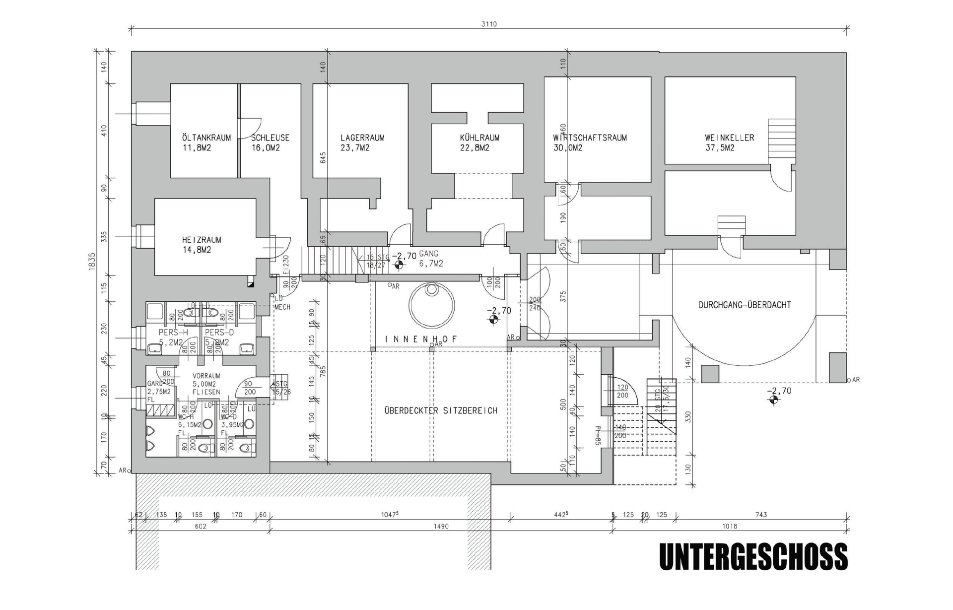 Grundriss des Untergeschosses mit Lagerräumen, Heizraum, Weinkeller und Innenhof.